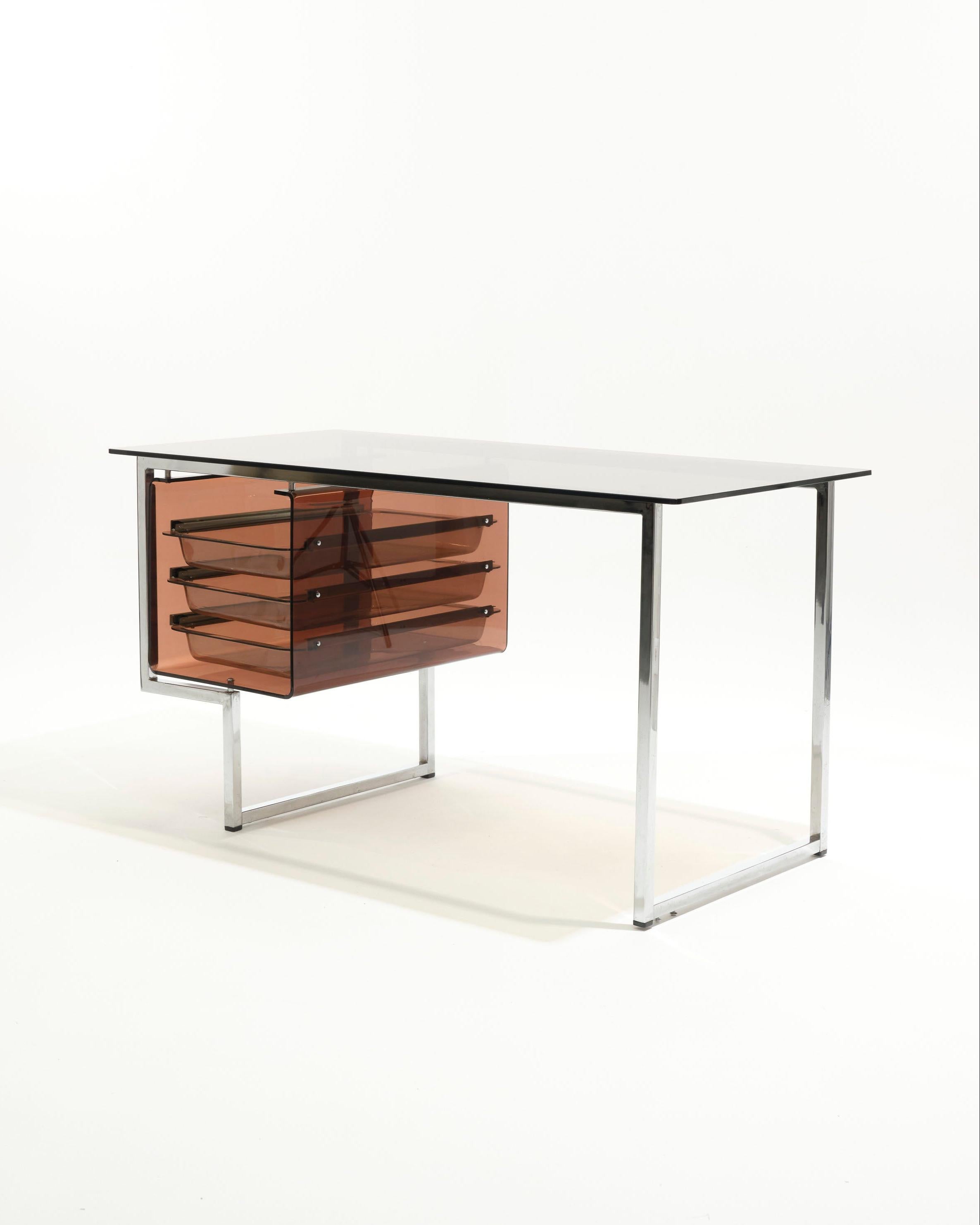 Desk in glass and smoked plexiglass, 1970s In Good Condition For Sale In PARIS, FR
