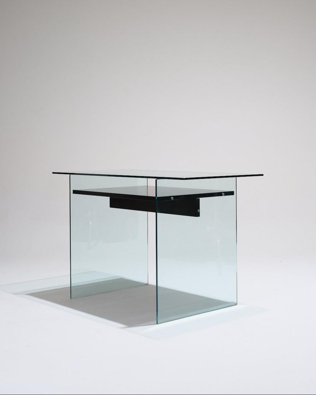 Schreibtisch von Artelano aus den 1980er Jahren mit einer Struktur und einer Hauptplatte aus dickem, transparentem Glas. Unter der Tischplatte ist ein Regal aus dunklem Holz integriert. Ein schönes Beispiel für das elegante, minimalistische Design