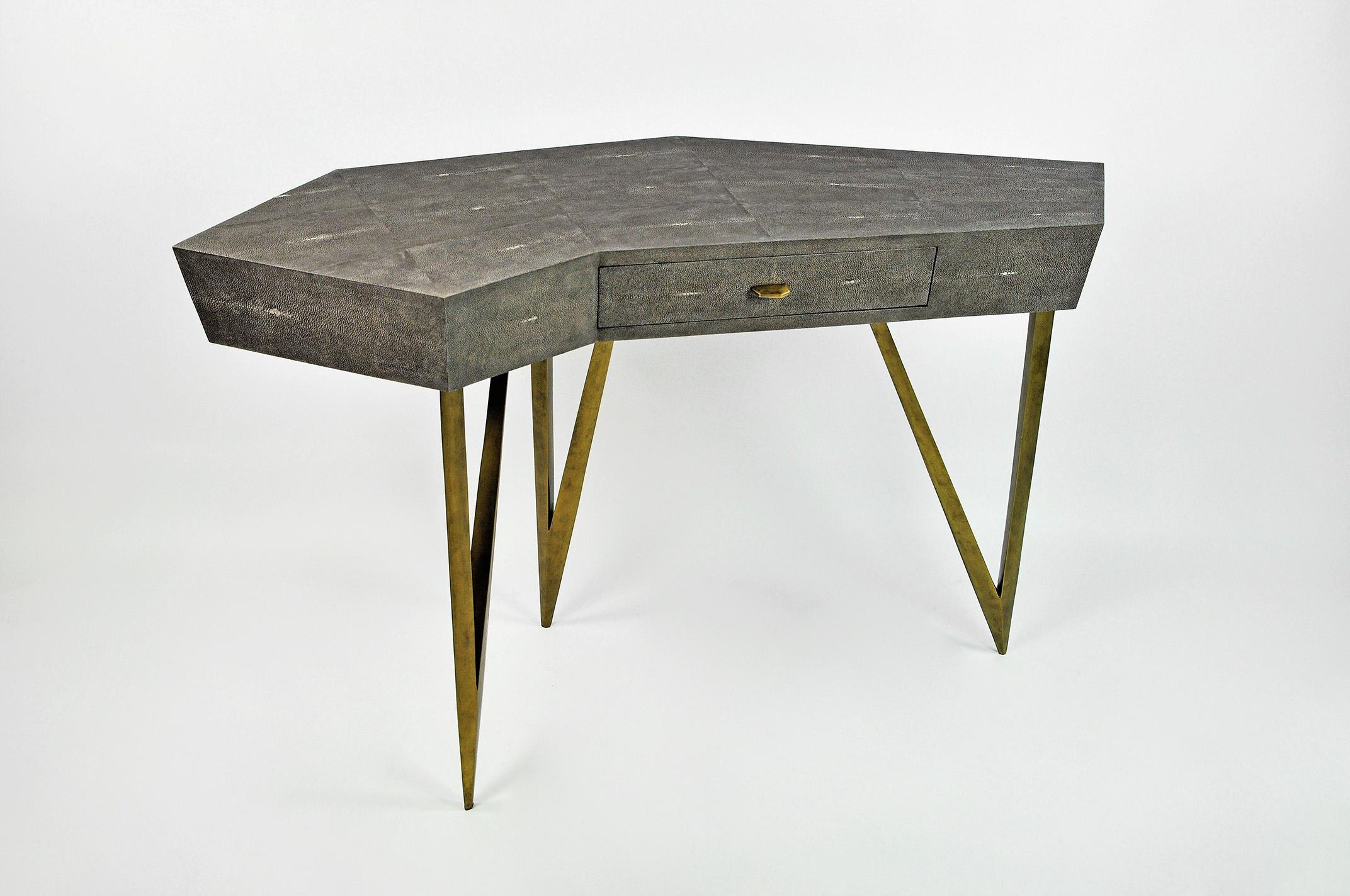 This futurist desk is made of original shagreen.
It has 1 central drawer with a brass knob.
The triangular legs are in metal with an antique brass patina.

It can be used as a writing desk or as a vanity table in a bedroom.

The dimensions of the