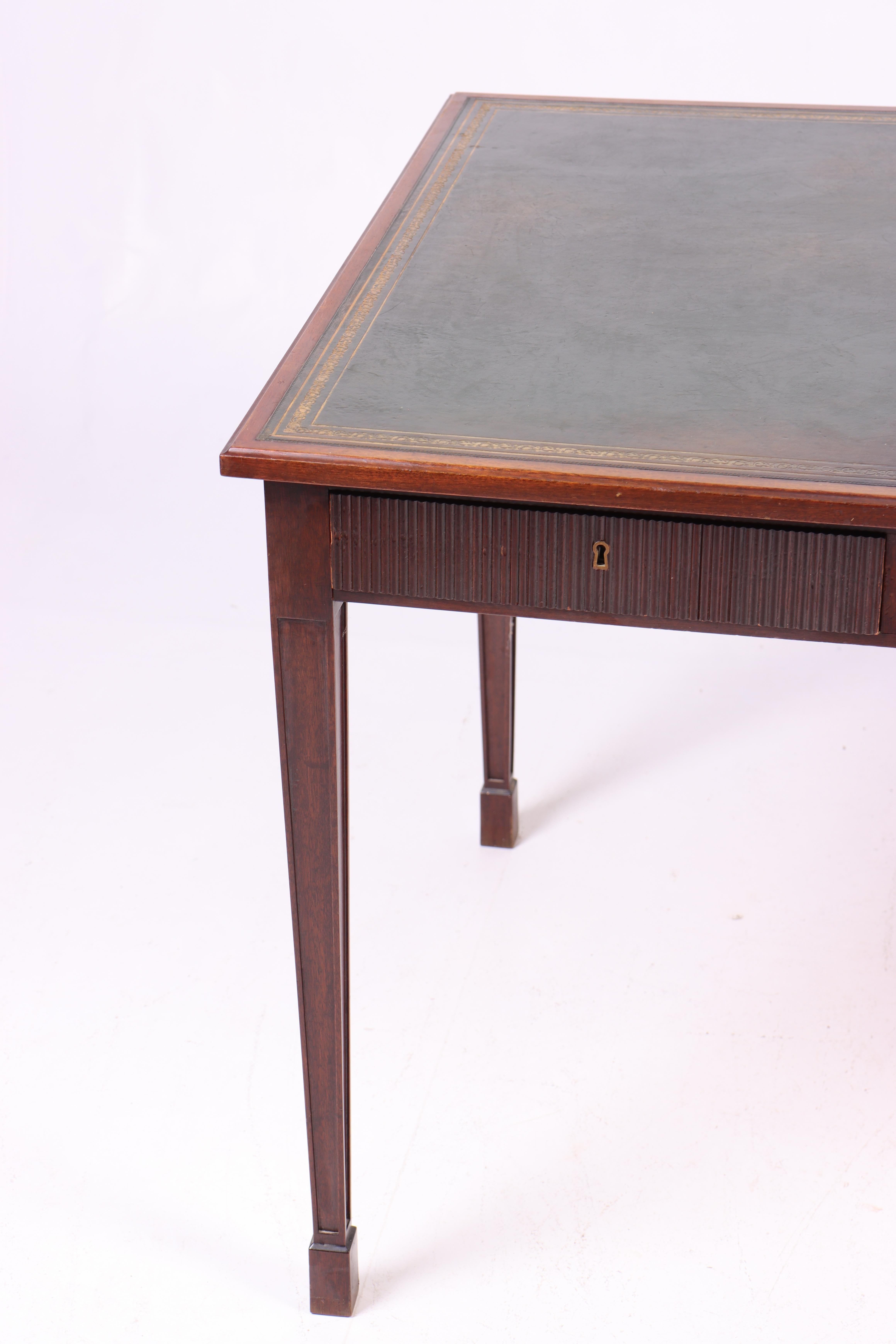 Bureau en acajou et cuir patiné. Conçu et fabriqué au Danemark. Excellent état d'origine.

