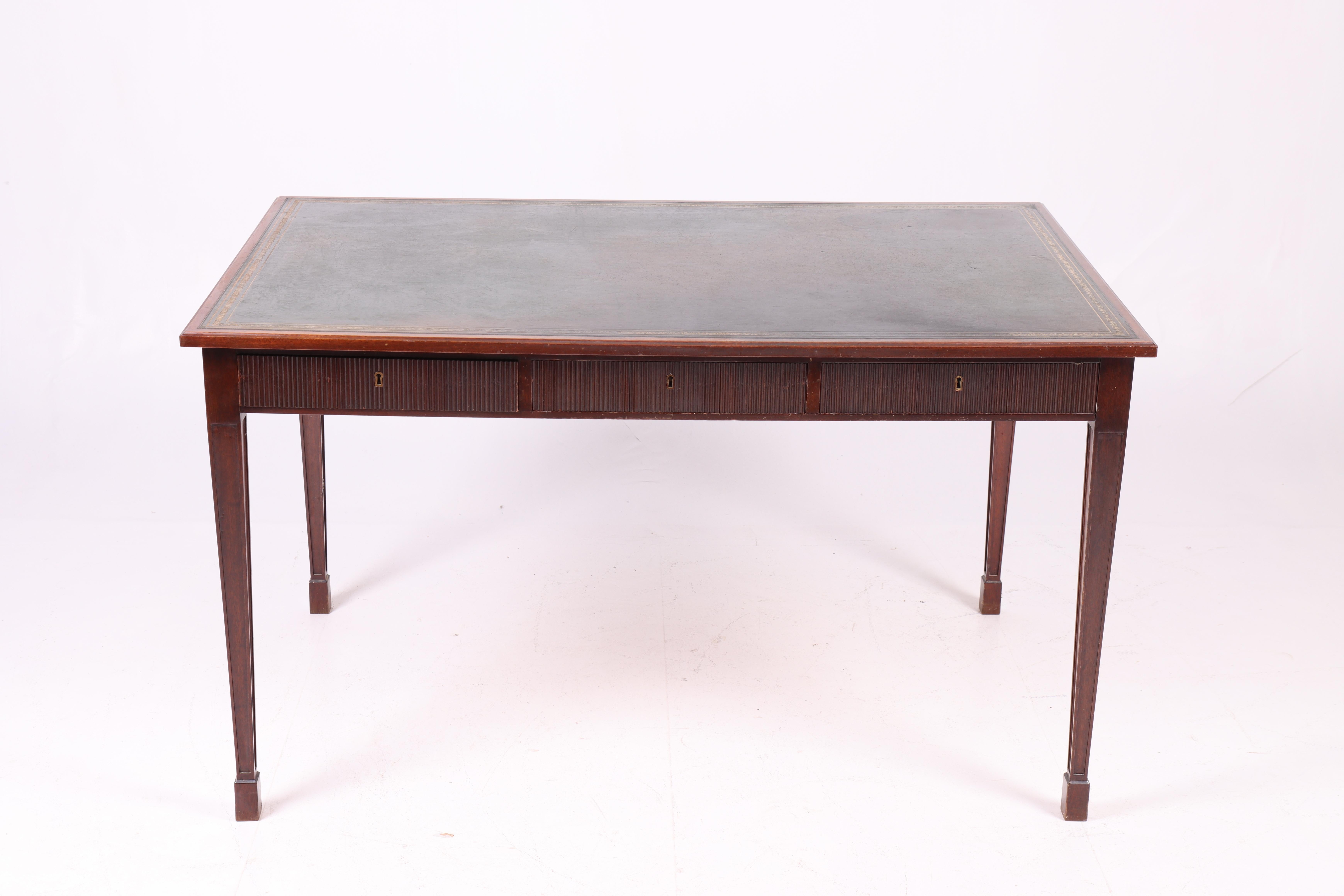 Scandinave moderne Bureau en acajou et cuir patiné, fabriqué au Danemark, années 1950 en vente