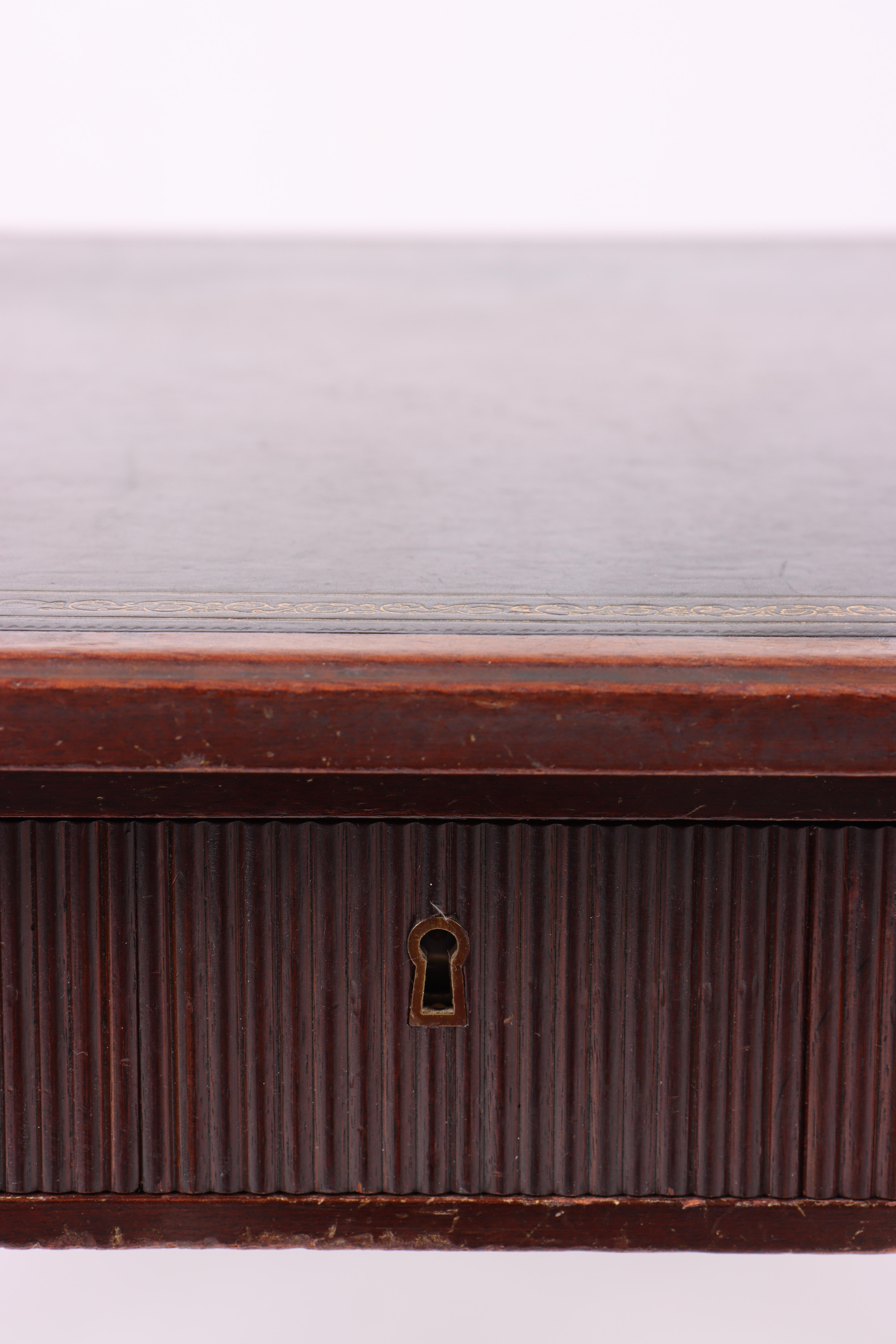 Danois Bureau en acajou et cuir patiné, fabriqué au Danemark, années 1950 en vente