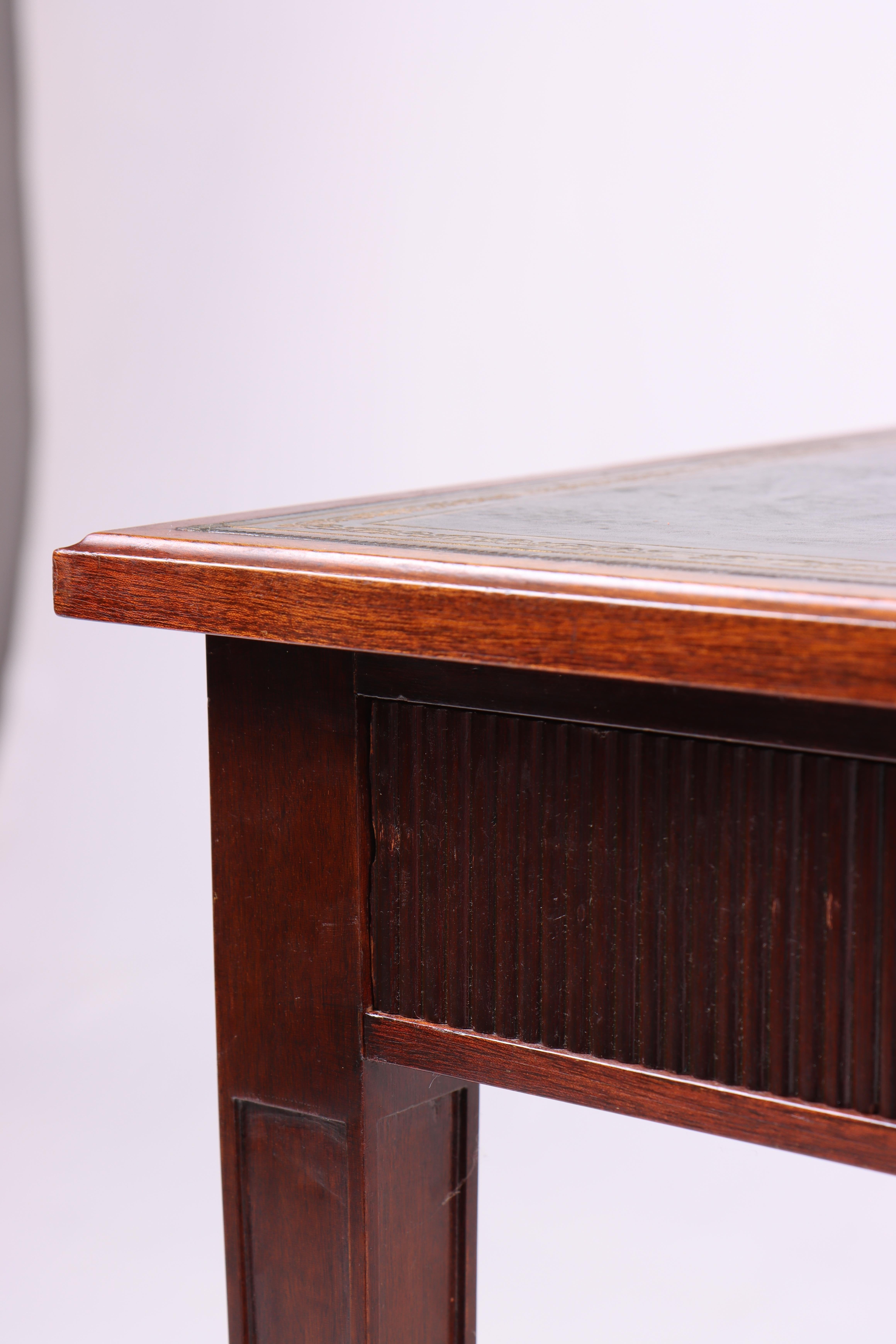 Bureau en acajou et cuir patiné, fabriqué au Danemark, années 1950 Bon état - En vente à Lejre, DK