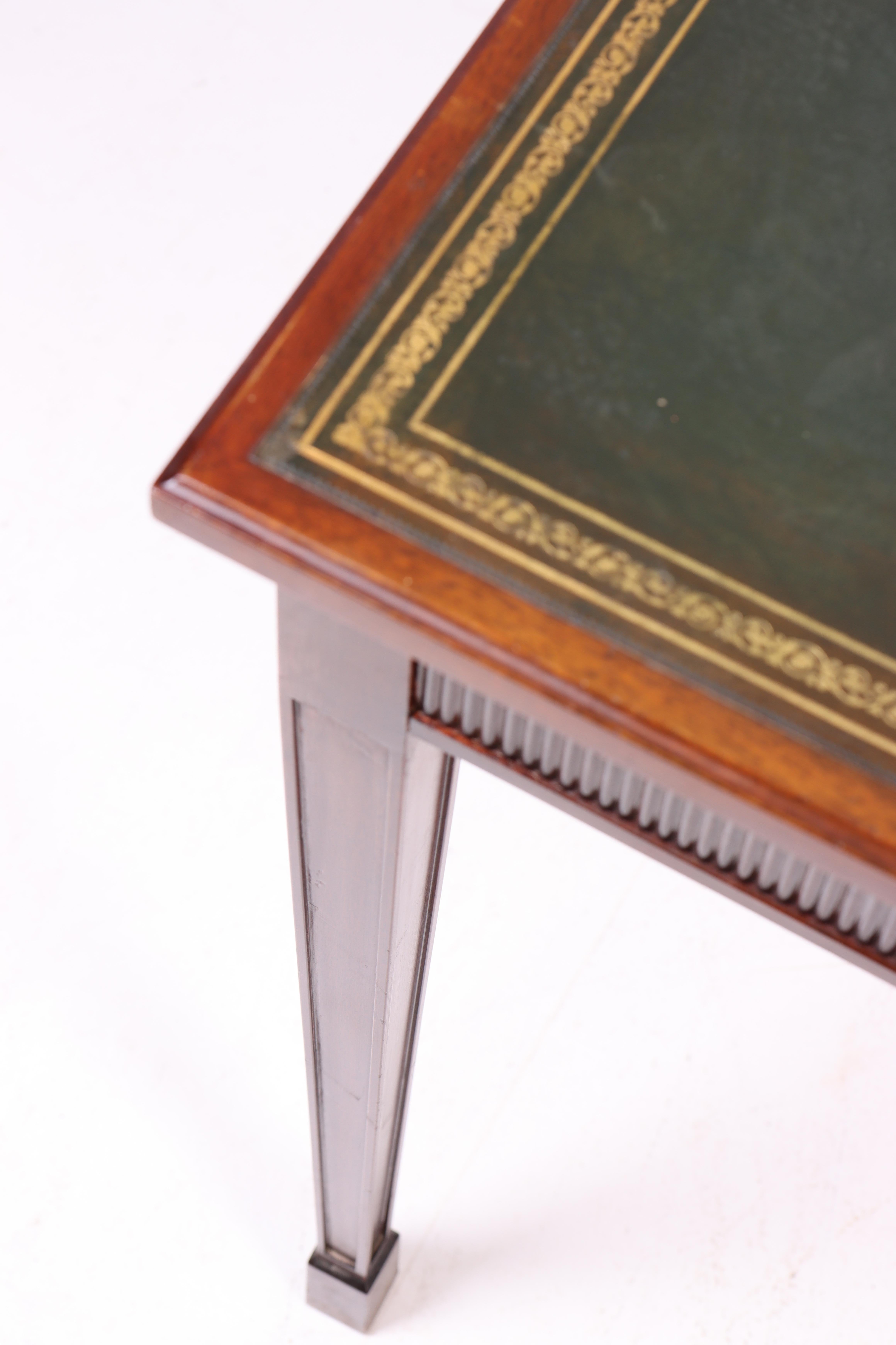 Milieu du XXe siècle Bureau en acajou et cuir patiné, fabriqué au Danemark, années 1950 en vente