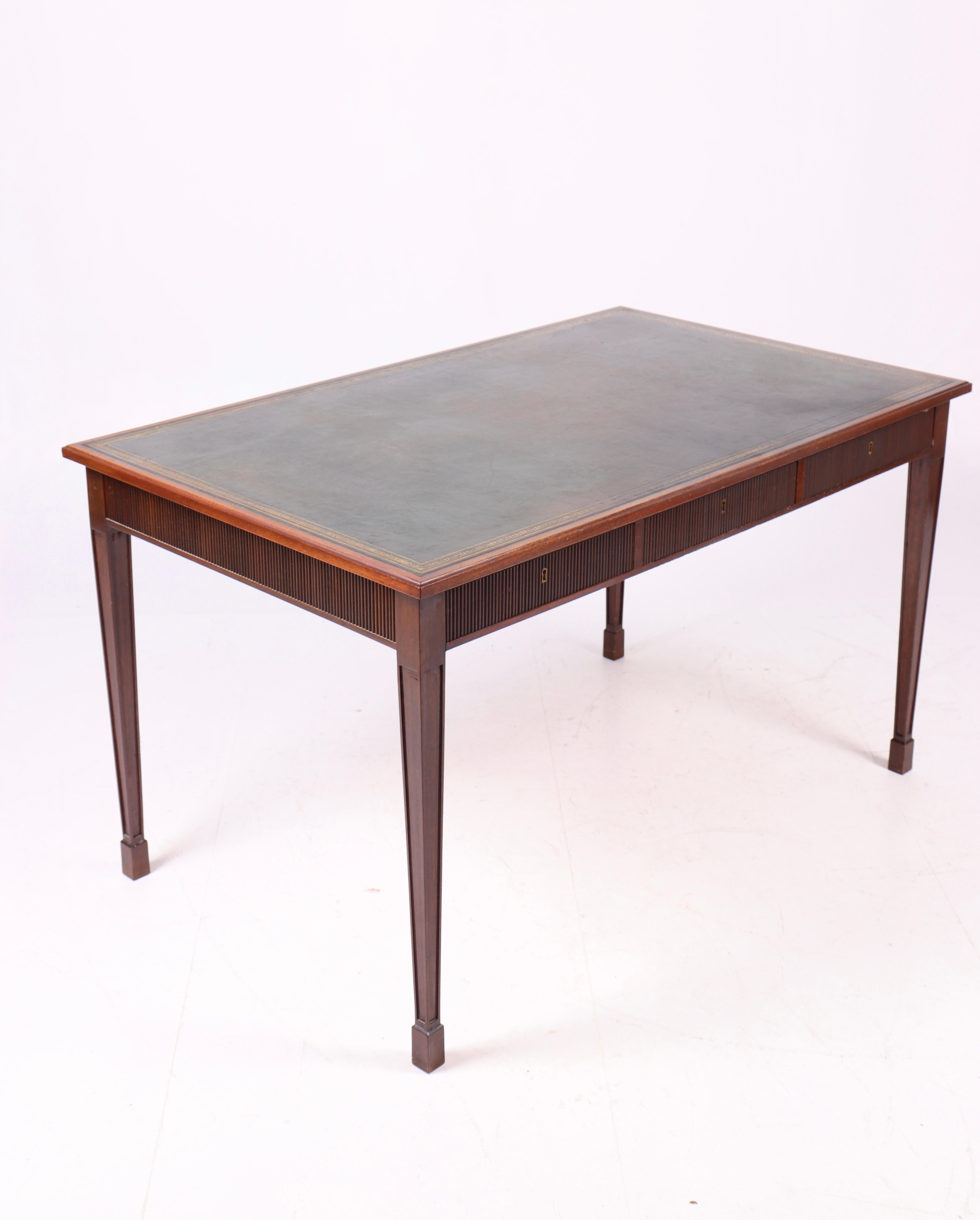 Cuir Bureau en acajou et cuir patiné, fabriqué au Danemark, années 1950 en vente