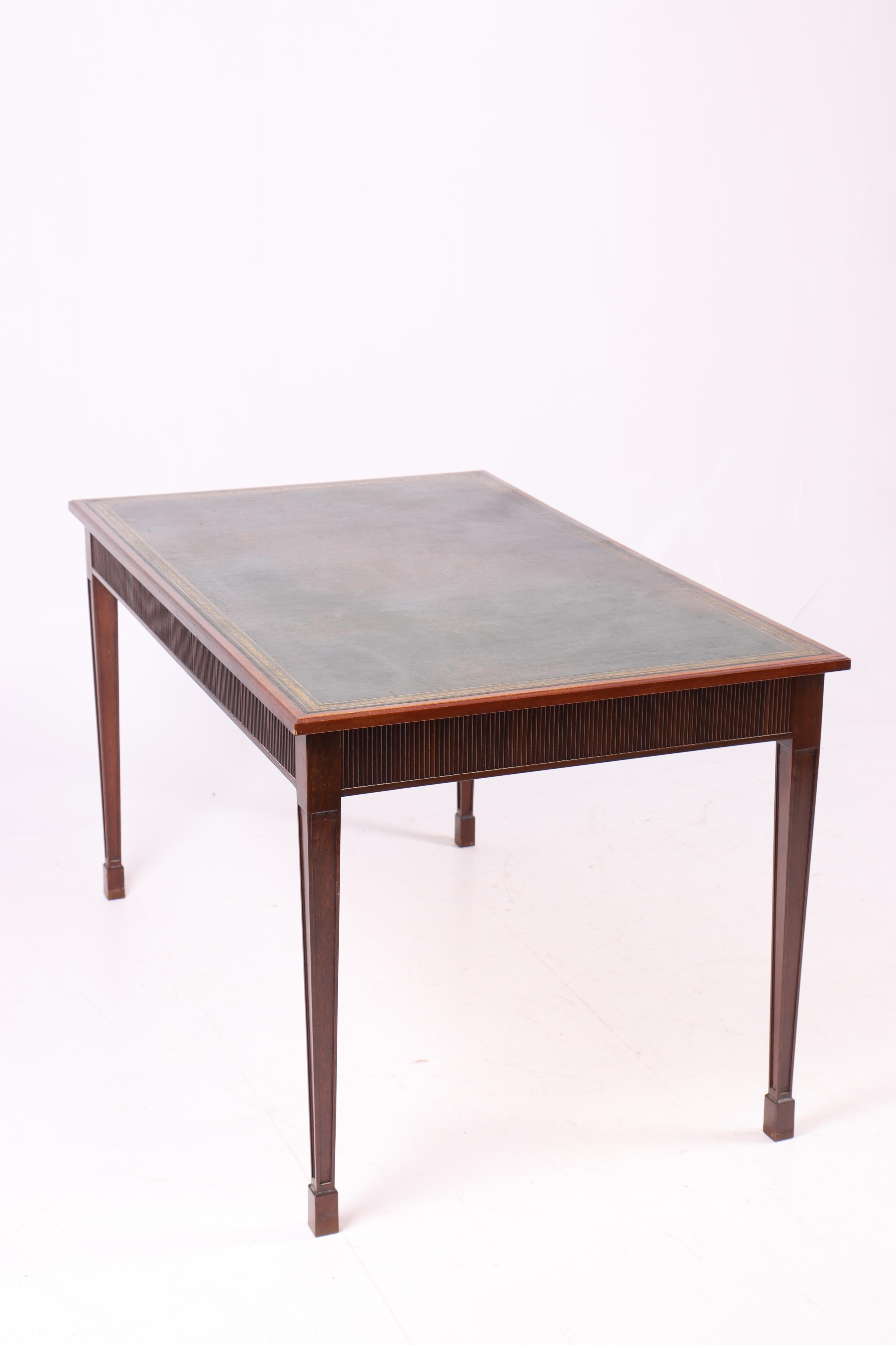 Bureau en acajou et cuir patiné, fabriqué au Danemark, années 1950 en vente 1
