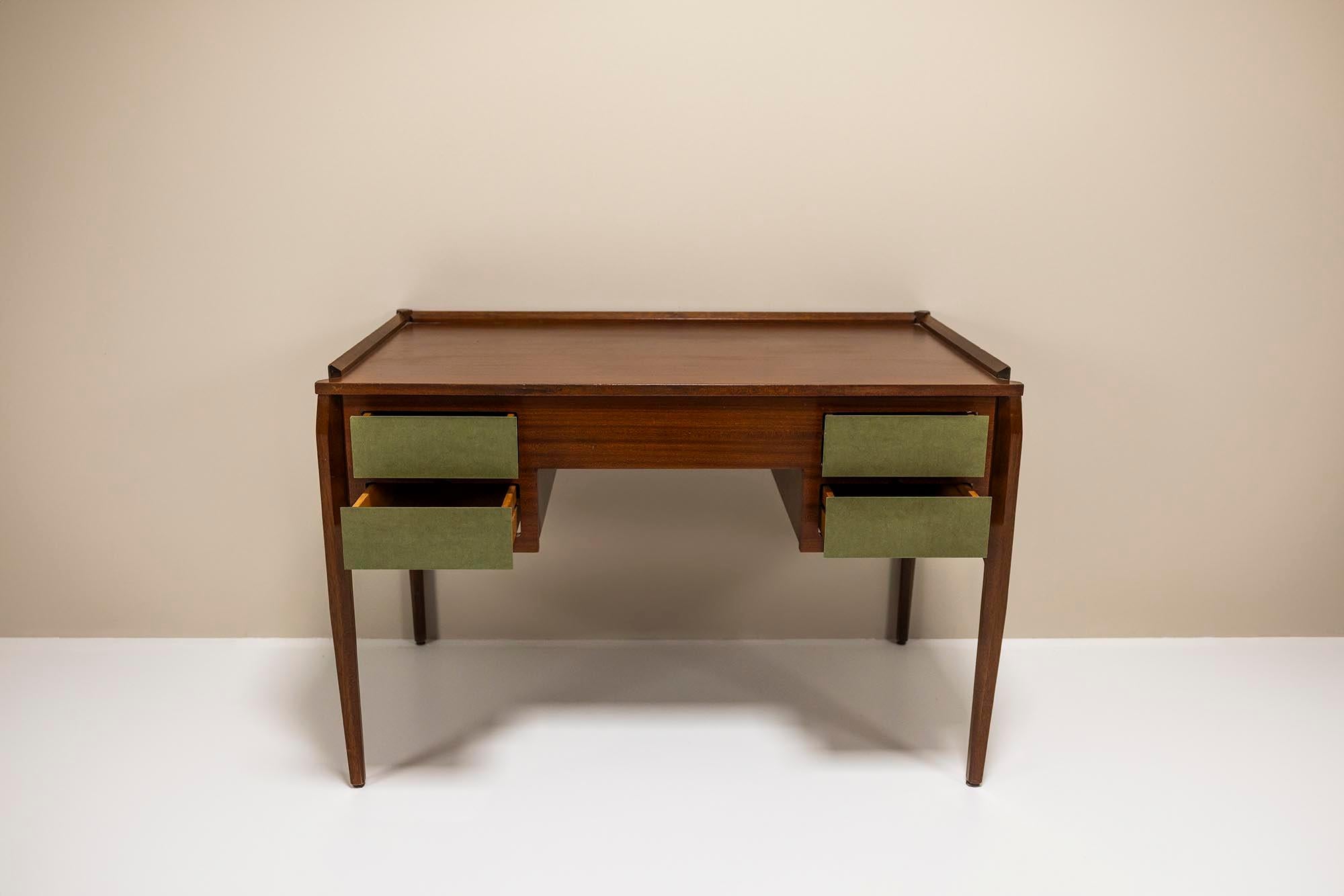 Desk In Mahogany Veneer Attributed To Gio Ponti, Italy 1950's In Good Condition For Sale In Hellouw, NL
