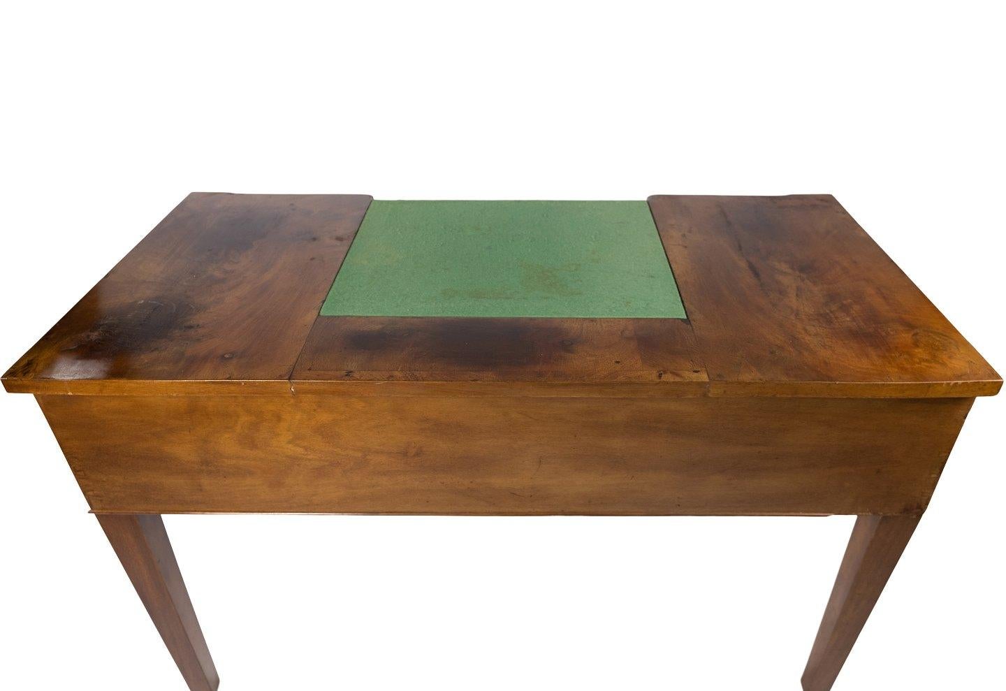 Desk in mahogany with green felt top, and in great antique condition from the 1890s.
   
