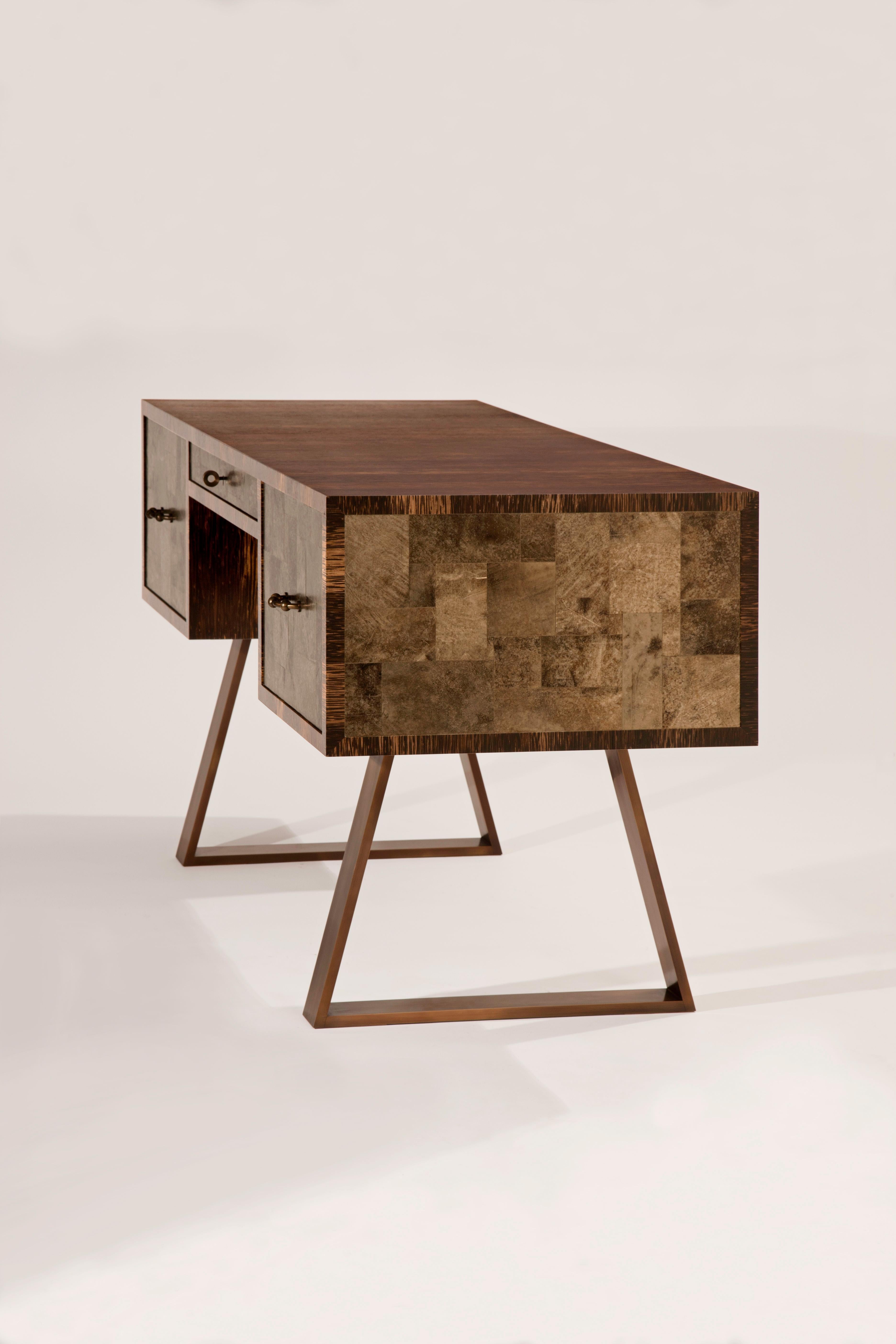 Entworfen von Jean-Paul Viollet.
Schreibtisch aus Glimmer, Palmenholz und patinierter Bronze.