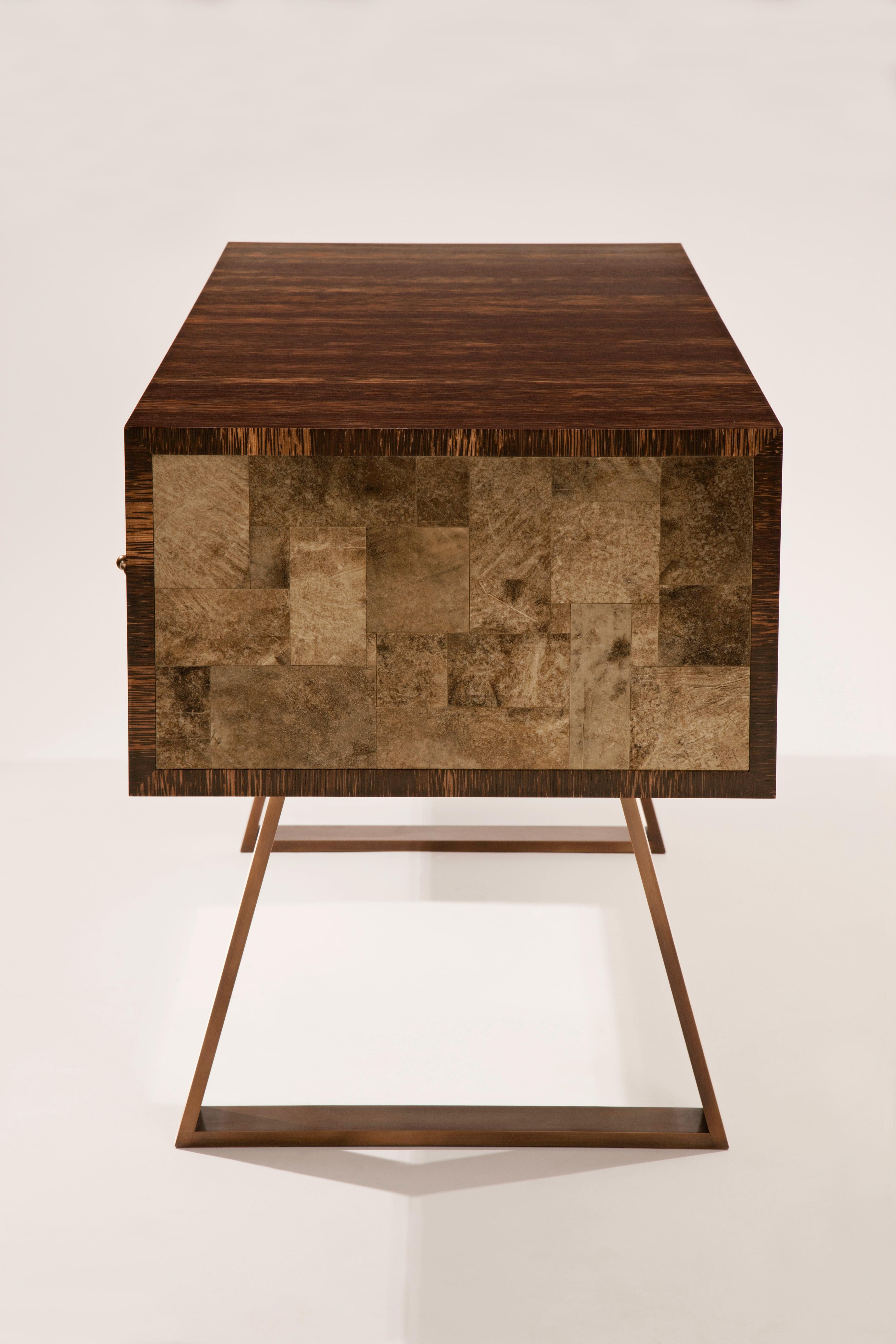 Schreibtisch aus Mica, Palmenholz und Bronze (amerikanisch) im Angebot