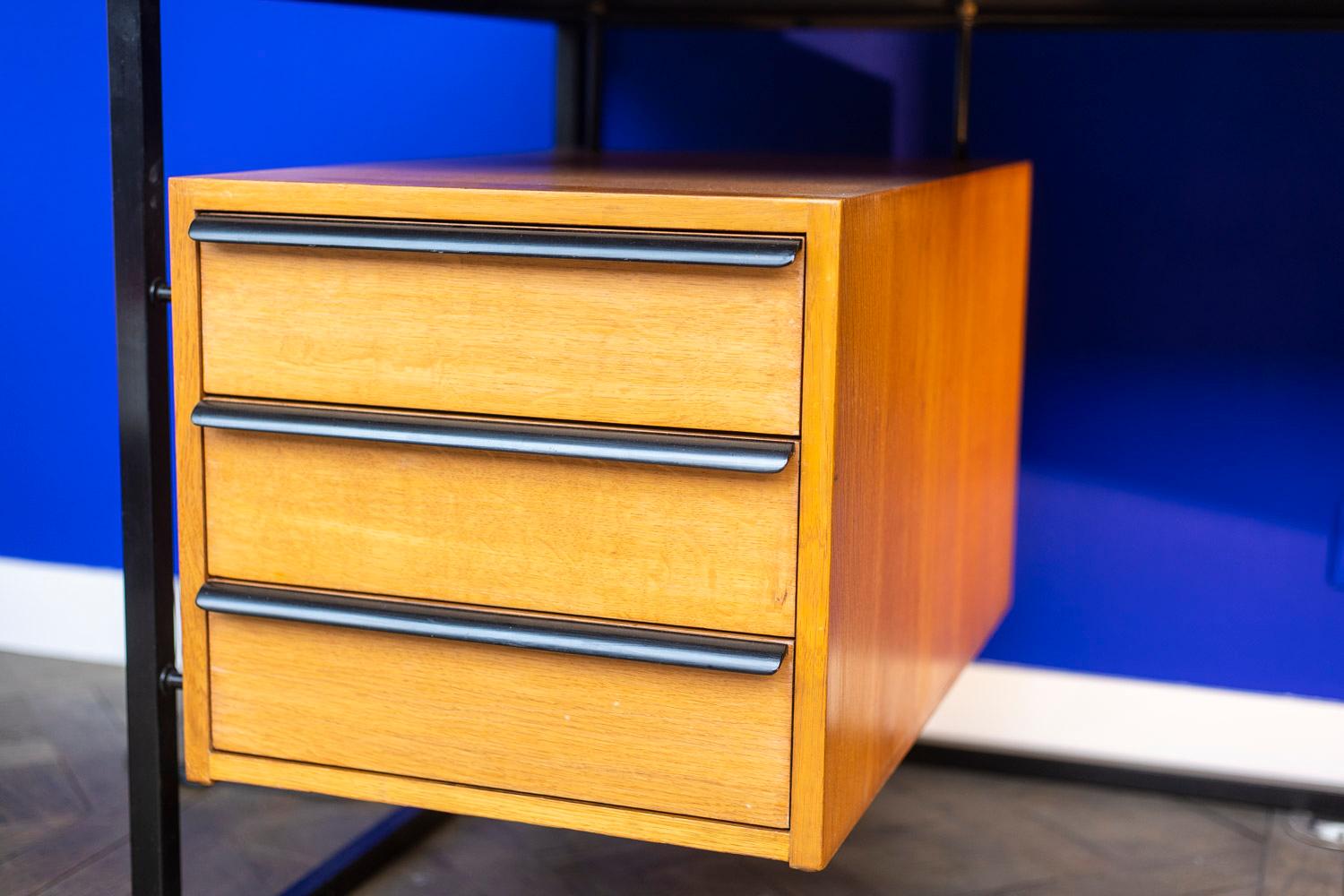 Bureau en chêne et métal laqué noir. Plateau reposant sur une base rectangulaire et deux boîtes ouvrant chacune sur trois tiroirs.

Travail français réalisé dans les années 1970.

Dimensions : H 79 x L 155 x P 78 cm.