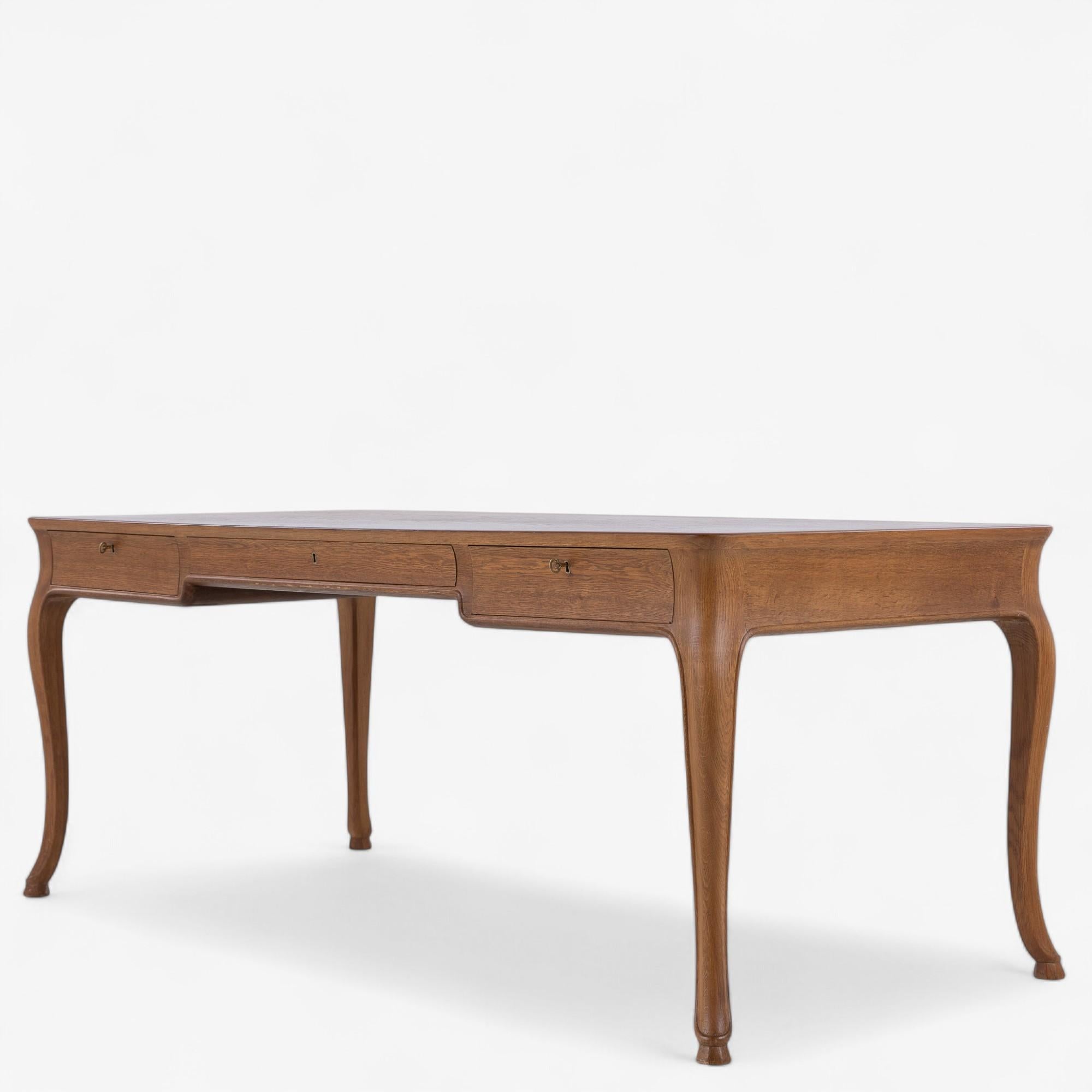 Grand bureau en chêne patiné avec trois tiroirs et des pieds courbés par Frits Henningsen.