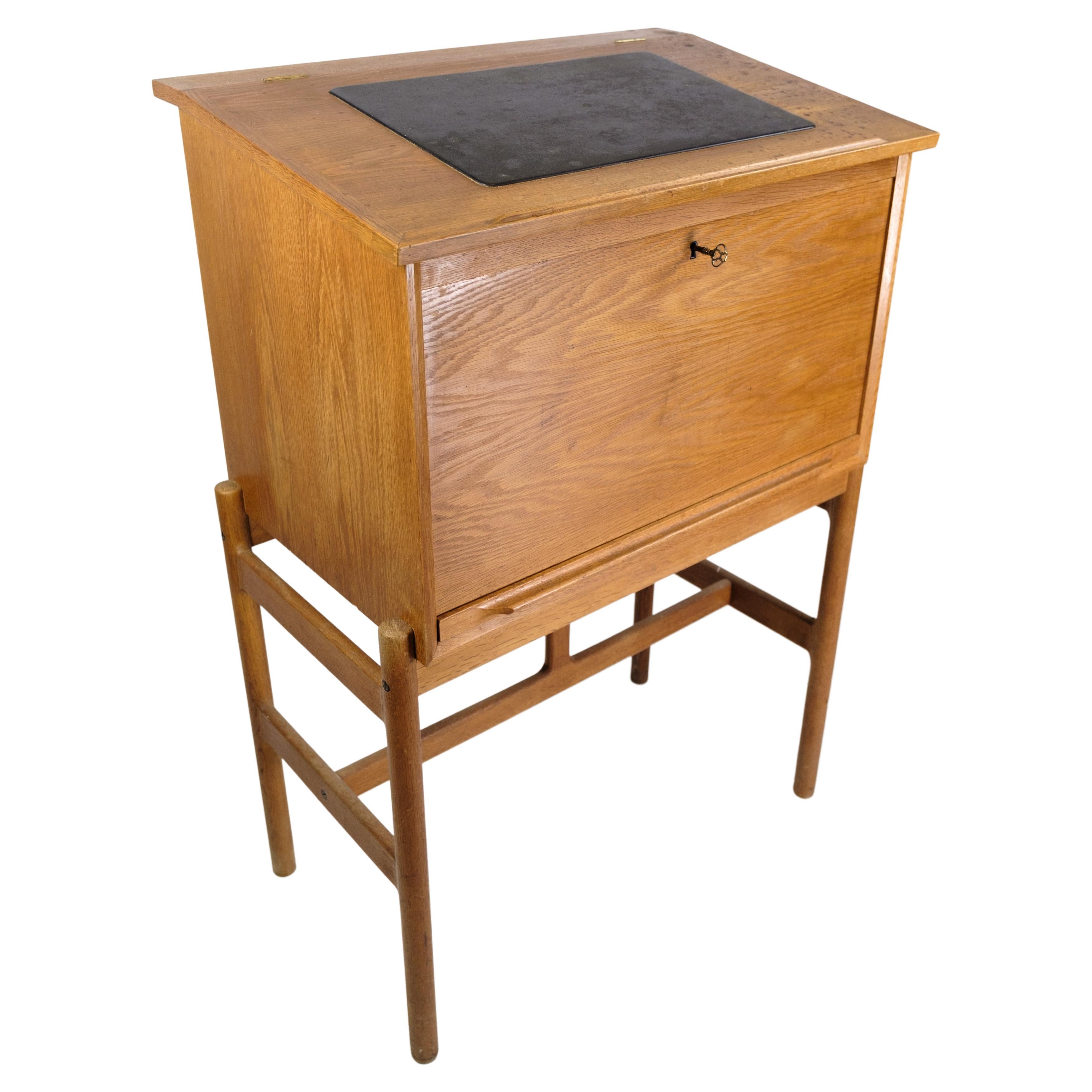 Dieser Schreibtisch aus Eichenholz, entworfen von Rosengran Hansen und hergestellt von Brande Møbelindustri in den 1960er Jahren, ist ein klassisches Beispiel für dänisches Möbeldesign. Mit seiner zeitlosen Ausstrahlung und seinem funktionalen