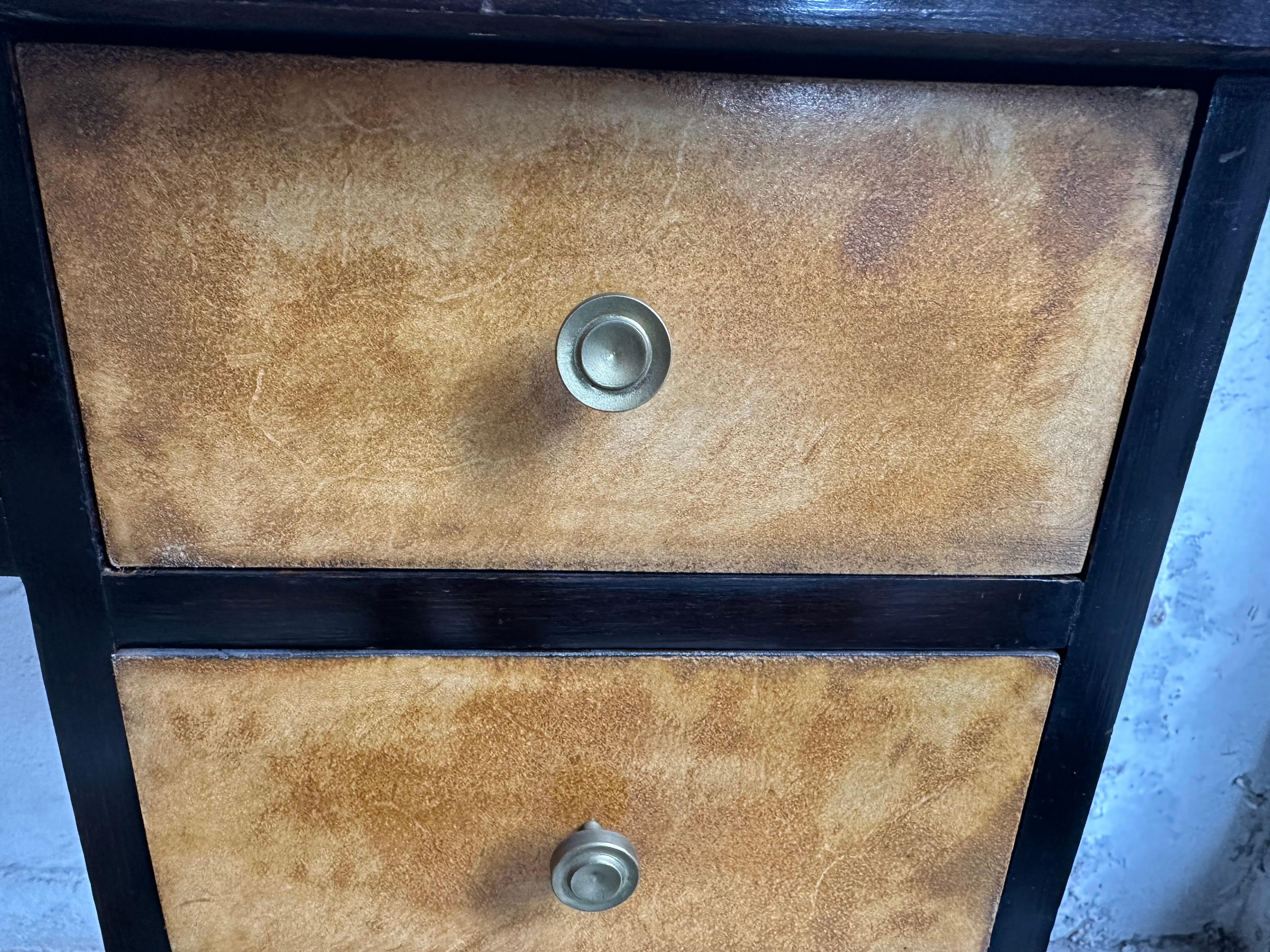 Scrivania in legno laccato rosso degli anni '50, italiana.

Scrivania anni '50 
Paese: Francia
Materiali: pelle di pergamena e legno
Finitura: lacca poliuretanica
È una scrivania elegante e sofisticata.
Dal 1982 siamo specializzati nella vendita di