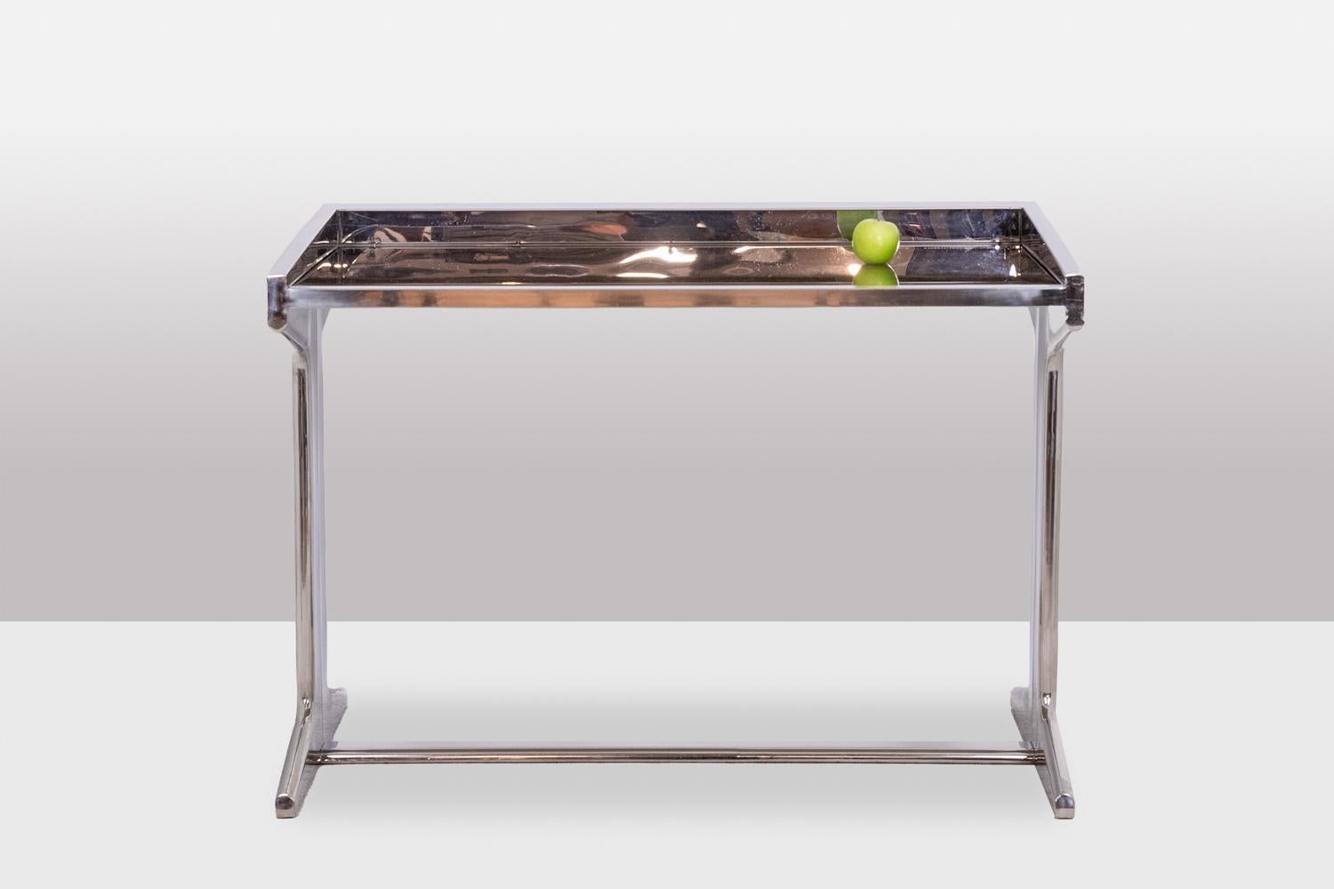 Polished metal desk, with its smoked glass top, rectangular and geometric in shape.

French work realized in the 1980s.

Dimensions: H 85 x W 120 x D 75 cm

Reference: LS5457638U