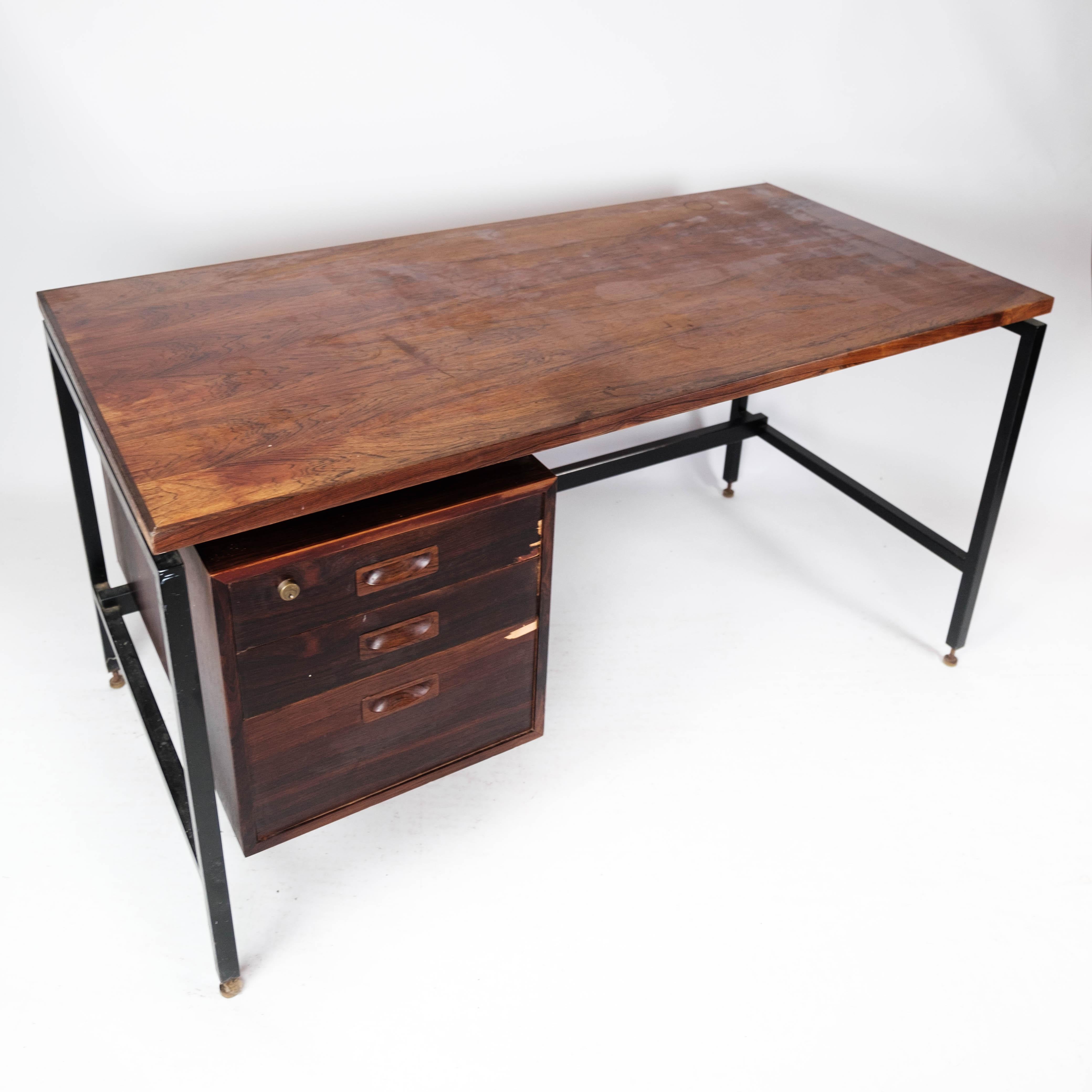 Bureau en bois de rose et pieds en métal, design danois, années 1960 en vente 3