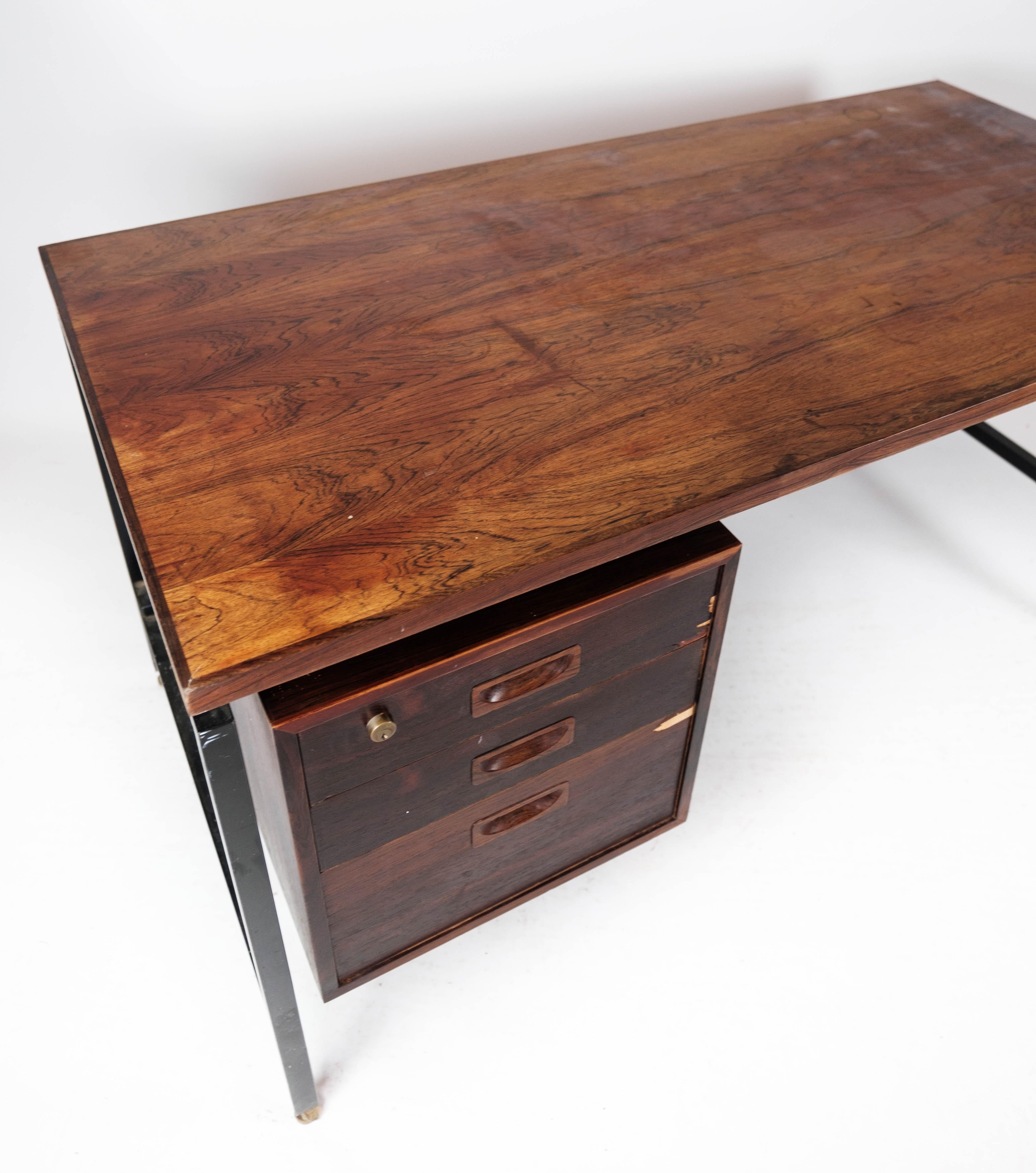 Bureau en bois de rose et pieds en métal, design danois, années 1960 en vente 4