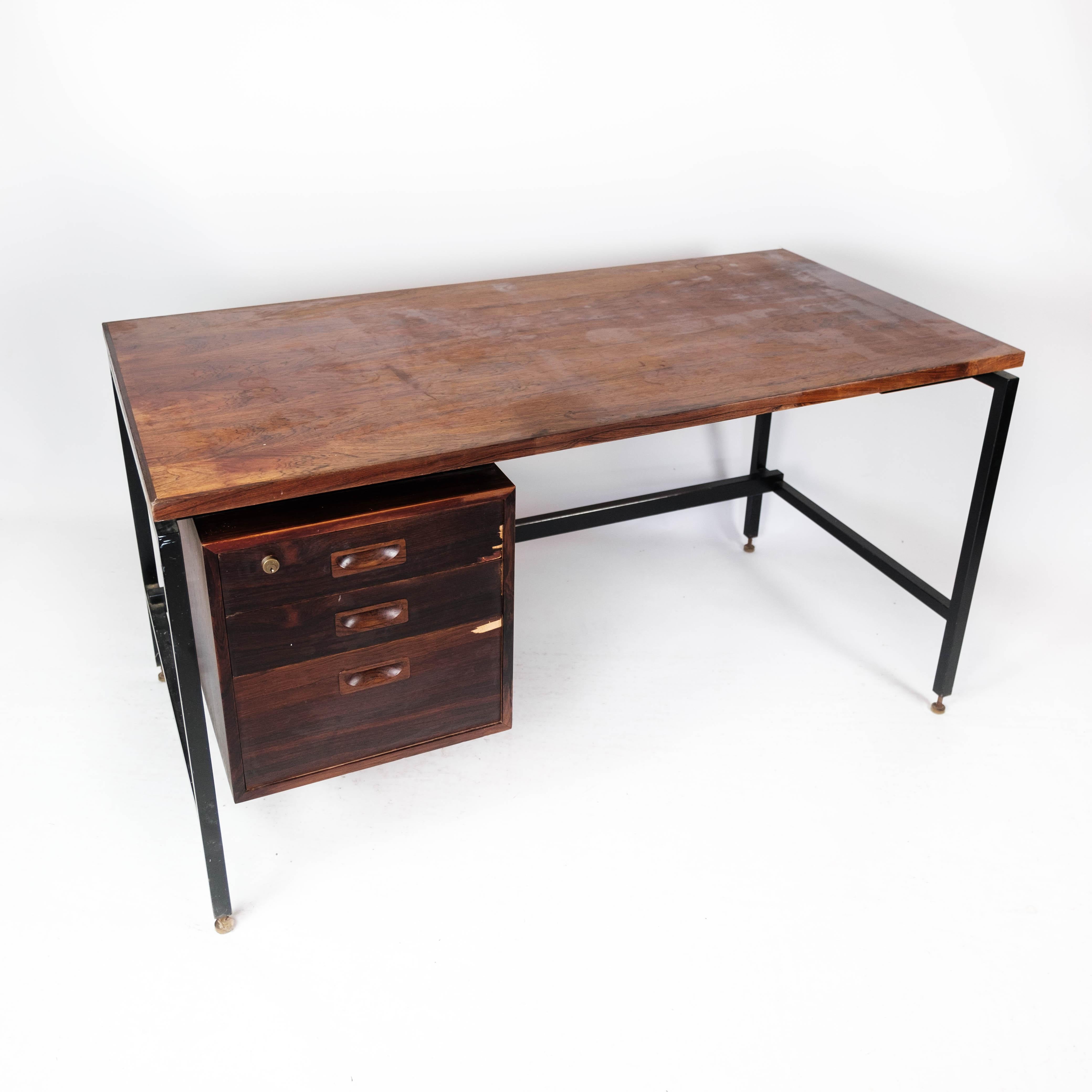 Scrivania in palissandro e gambe in metallo, design danese degli anni '60 in vendita 5