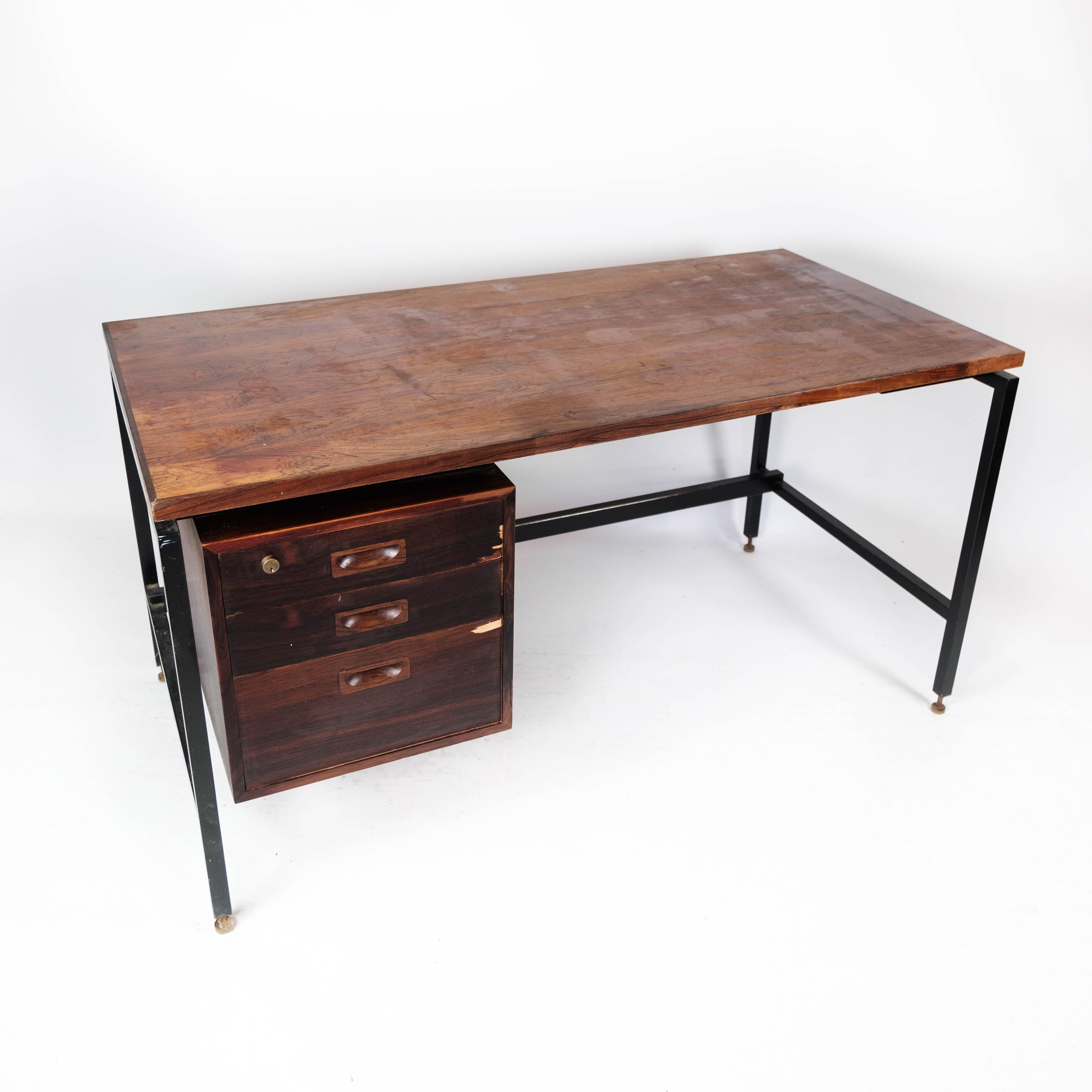 Bureau en bois de rose et pieds en métal, design danois, années 1960 en vente 5