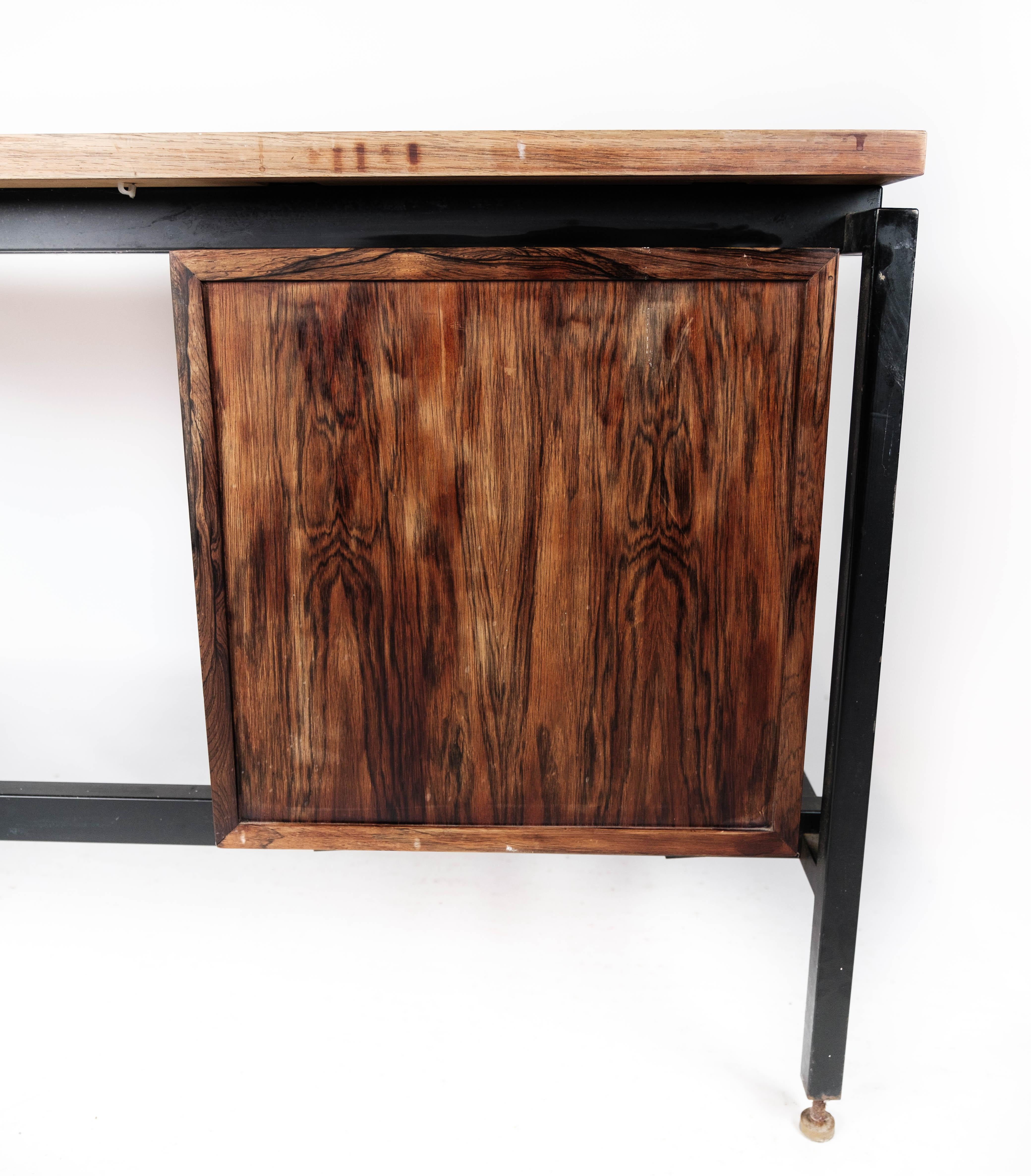 Bureau en bois de rose et pieds en métal, design danois, années 1960 en vente 8