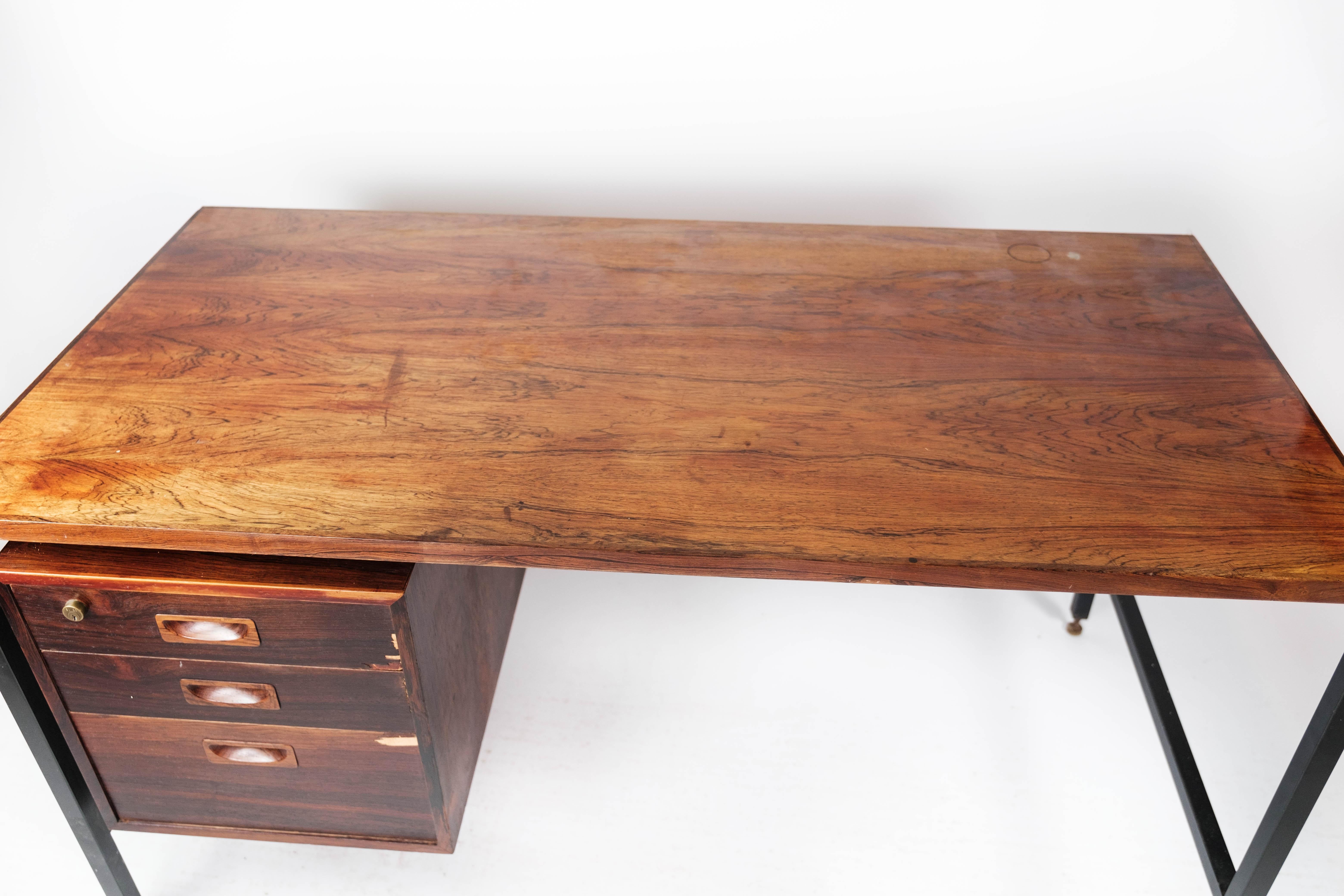 Bureau en bois de rose et pieds en métal, de conception danoise des années 1960. La table est en excellent état vintage.