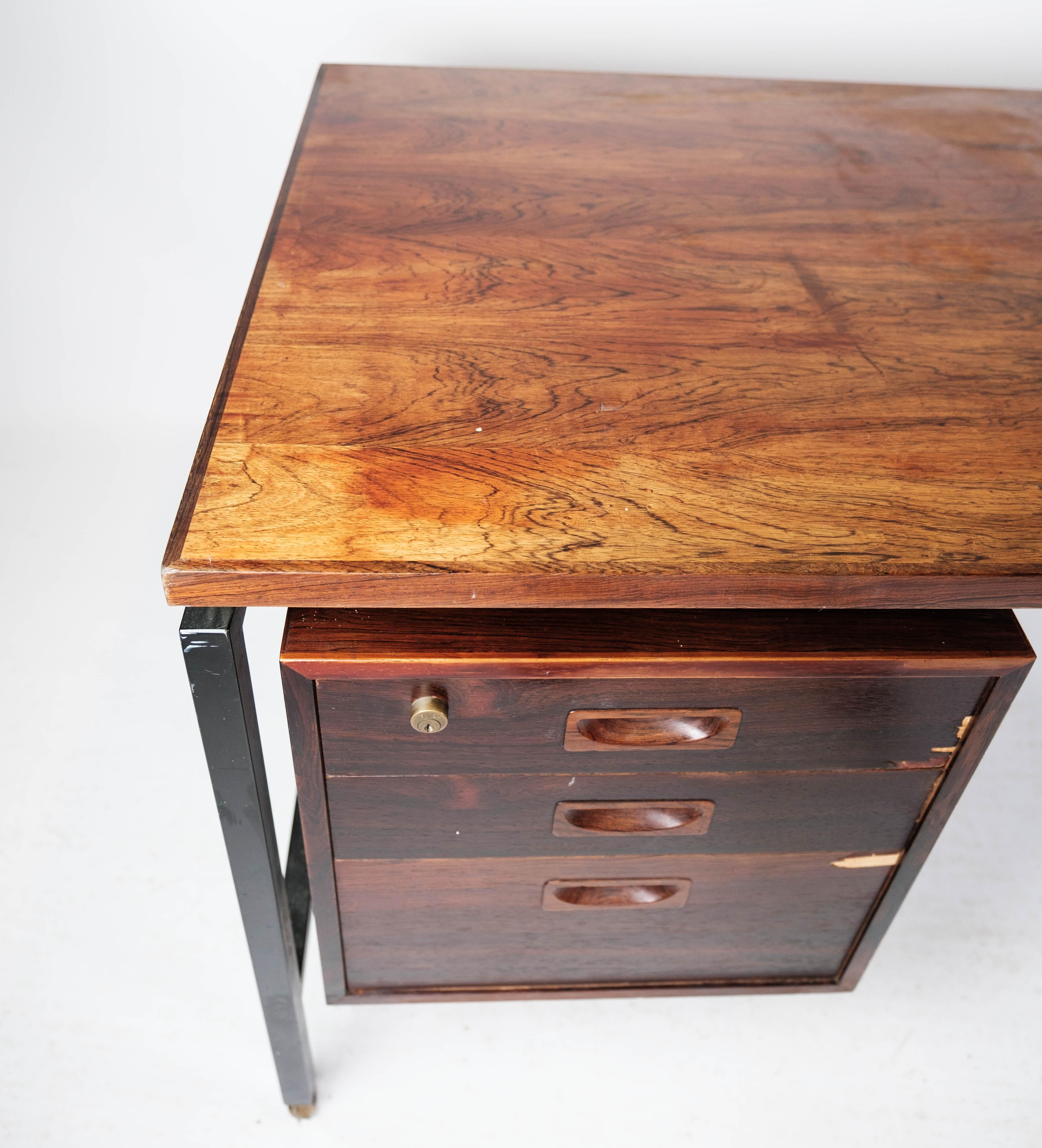 Mid-Century moderno Scrivania in palissandro e gambe in metallo, design danese degli anni '60 in vendita