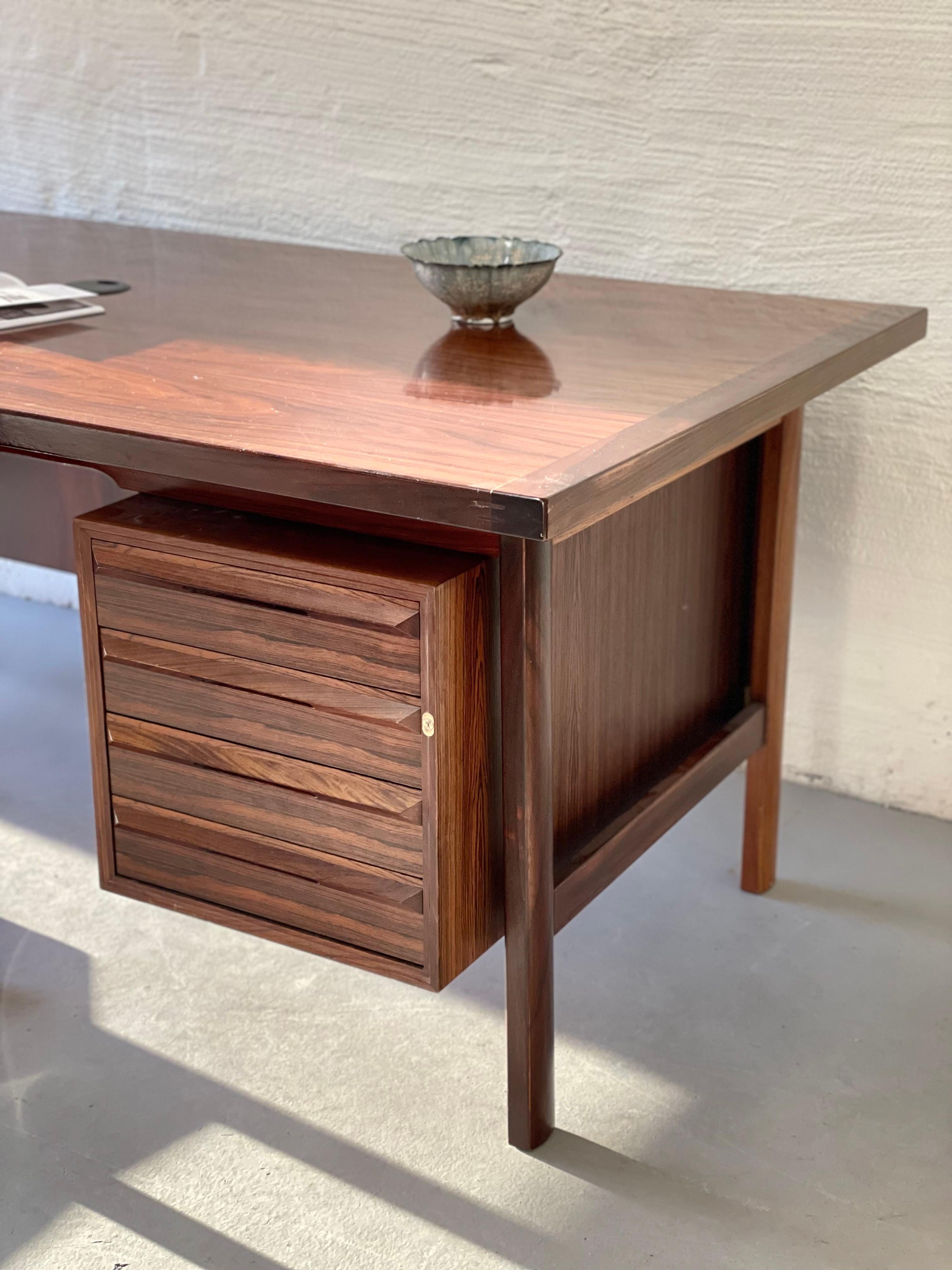 Selling a wonderful desk in rosewood designed by Torbjørn Afdal for Bruksbo Tegnekontor, produced by Haug Snekkeri,

Drawer section with four drawers, the key is missing but all drawers are open and open and clous nicely.
Practical entry for PC