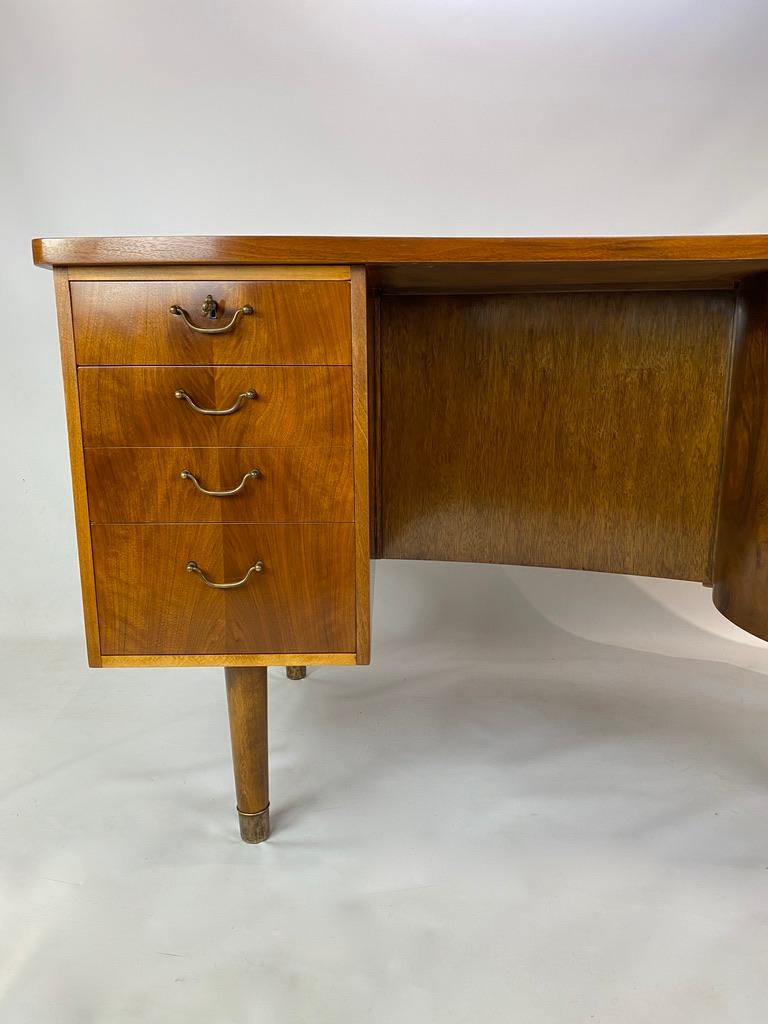 Desk in rosewood designed by Kai Kristiansen from the 1960s. The table has a built-in bar cabinet and sliding doors, and is in great vintage condition.
 