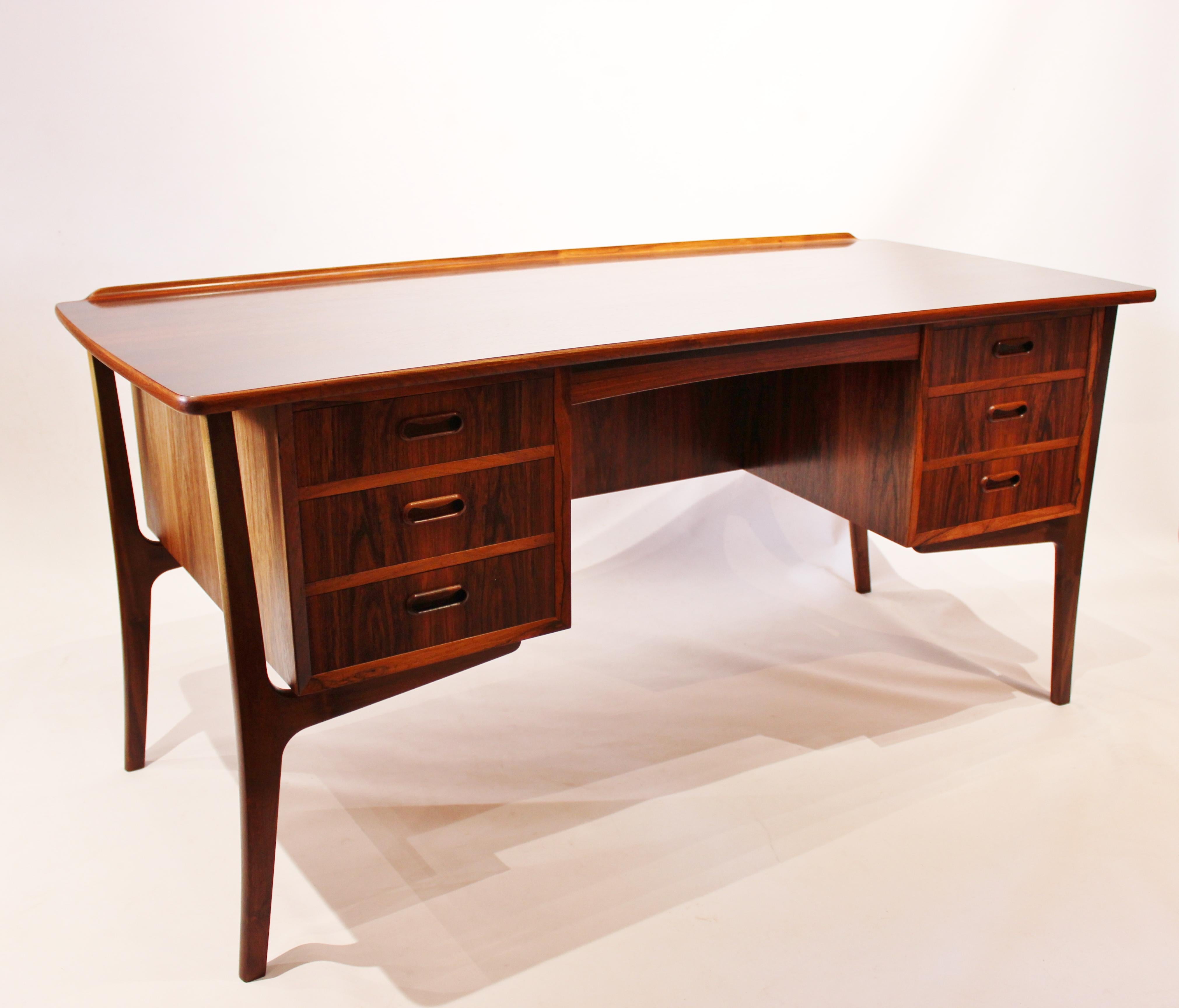 Desk in rosewood designed by Svend Aage Madsen and manufactured by H. P. Hansen furniture factory from the 1960s. The table is in great vintage condition.