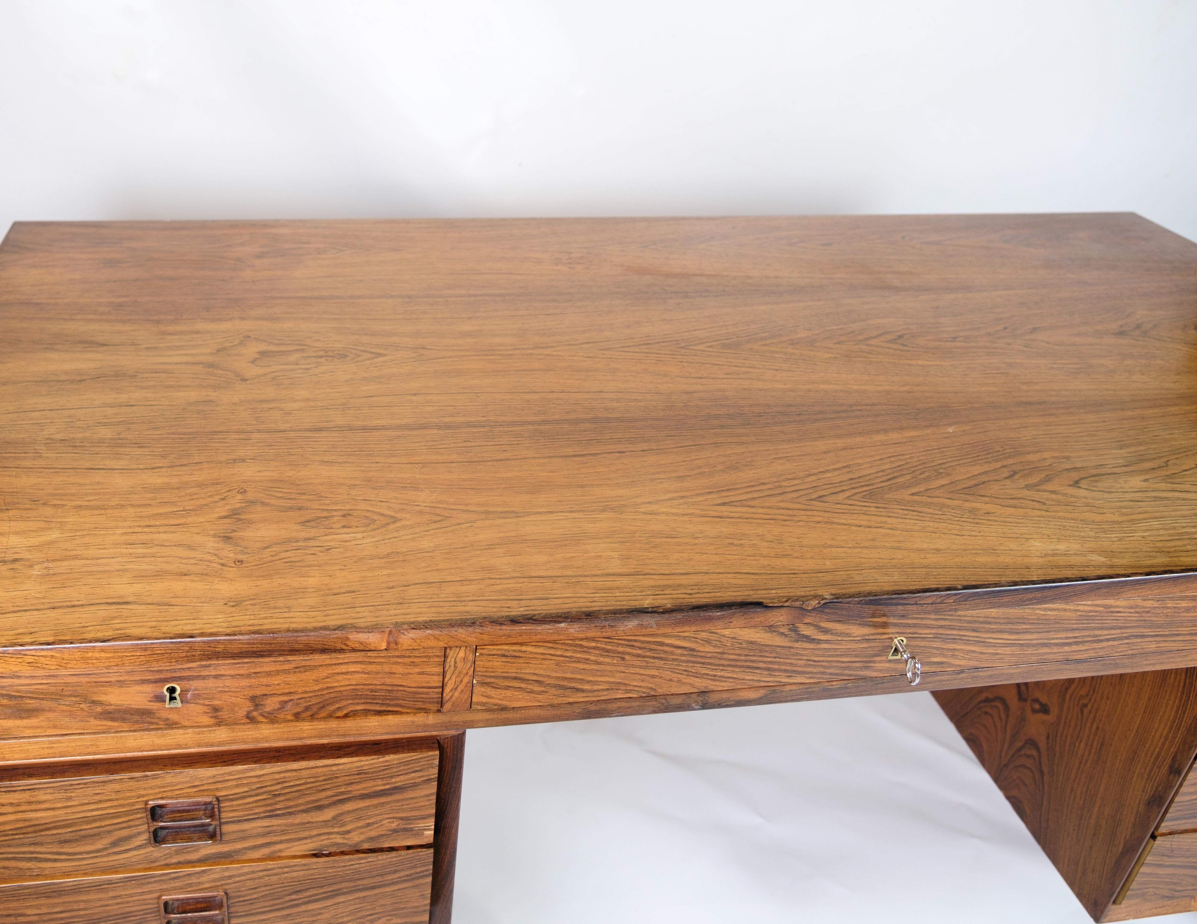 Schreibtisch aus Palisanderholz mit hochwertigem dänischen Design aus den 1960er Jahren.
Abmessungen in cm: H:72 B:150 T:75