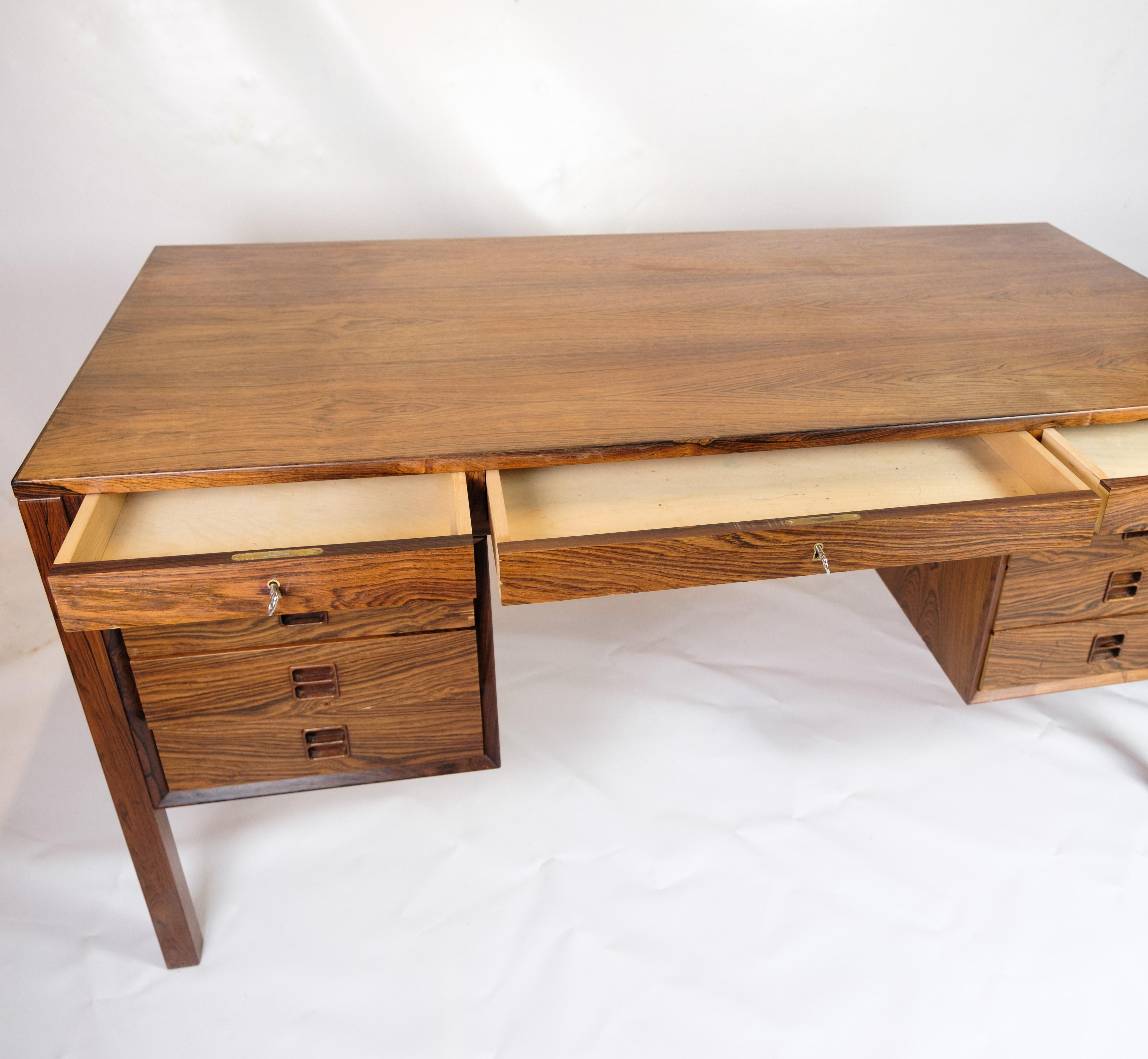 Schreibtisch aus Palisanderholz mit hochwertigem dänischen Design aus den 1960er Jahren (Mitte des 20. Jahrhunderts) im Angebot