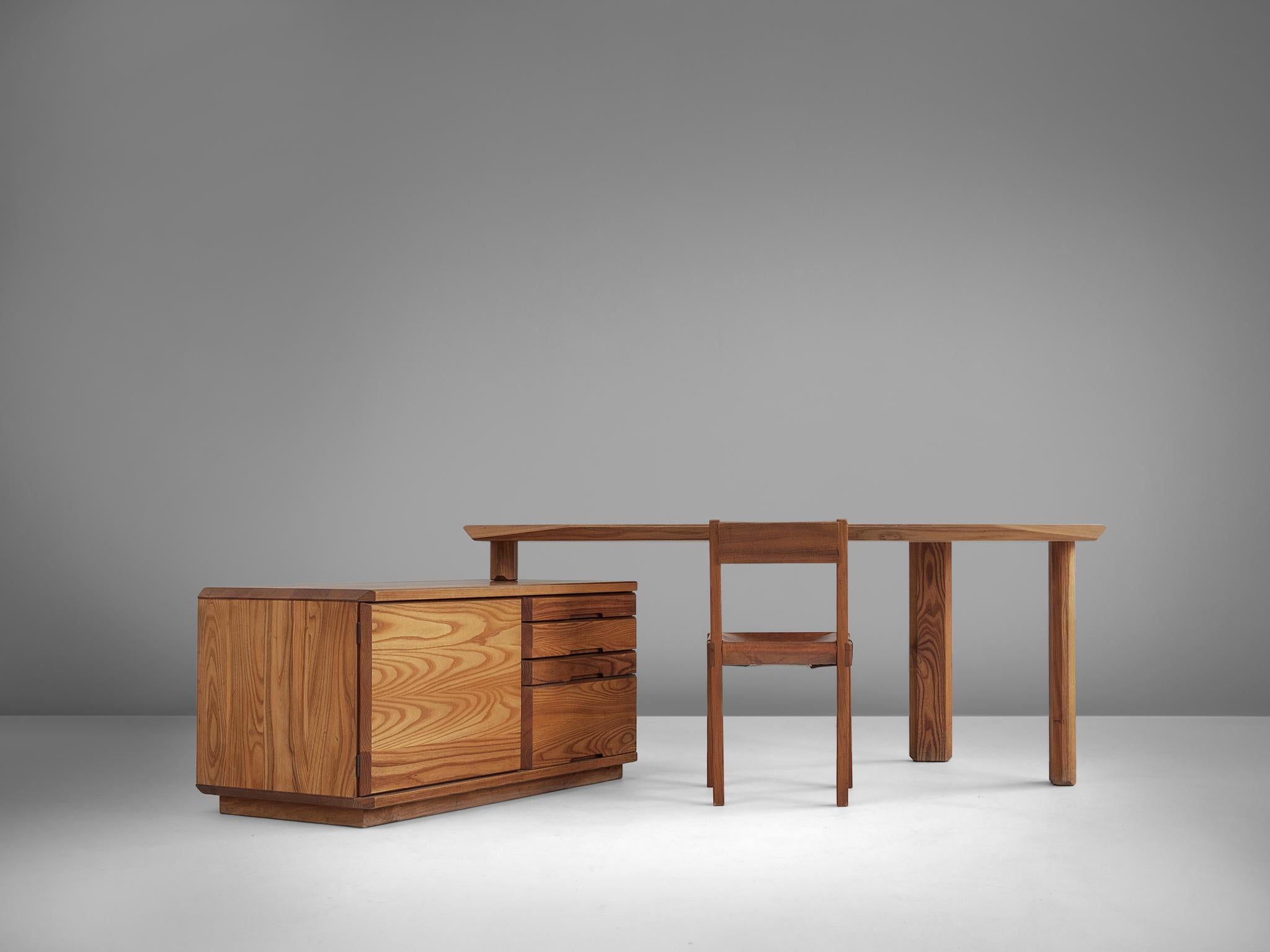 Desk, in solid elm, by Pierre Chapo, France 1960s.
Characteristic desk by French designer and carpenter Pierre Chapo. Eye-catching detail is the beautiful and expressive grain of the elmwood, vissible on the entire item. The tabletop is polygonal