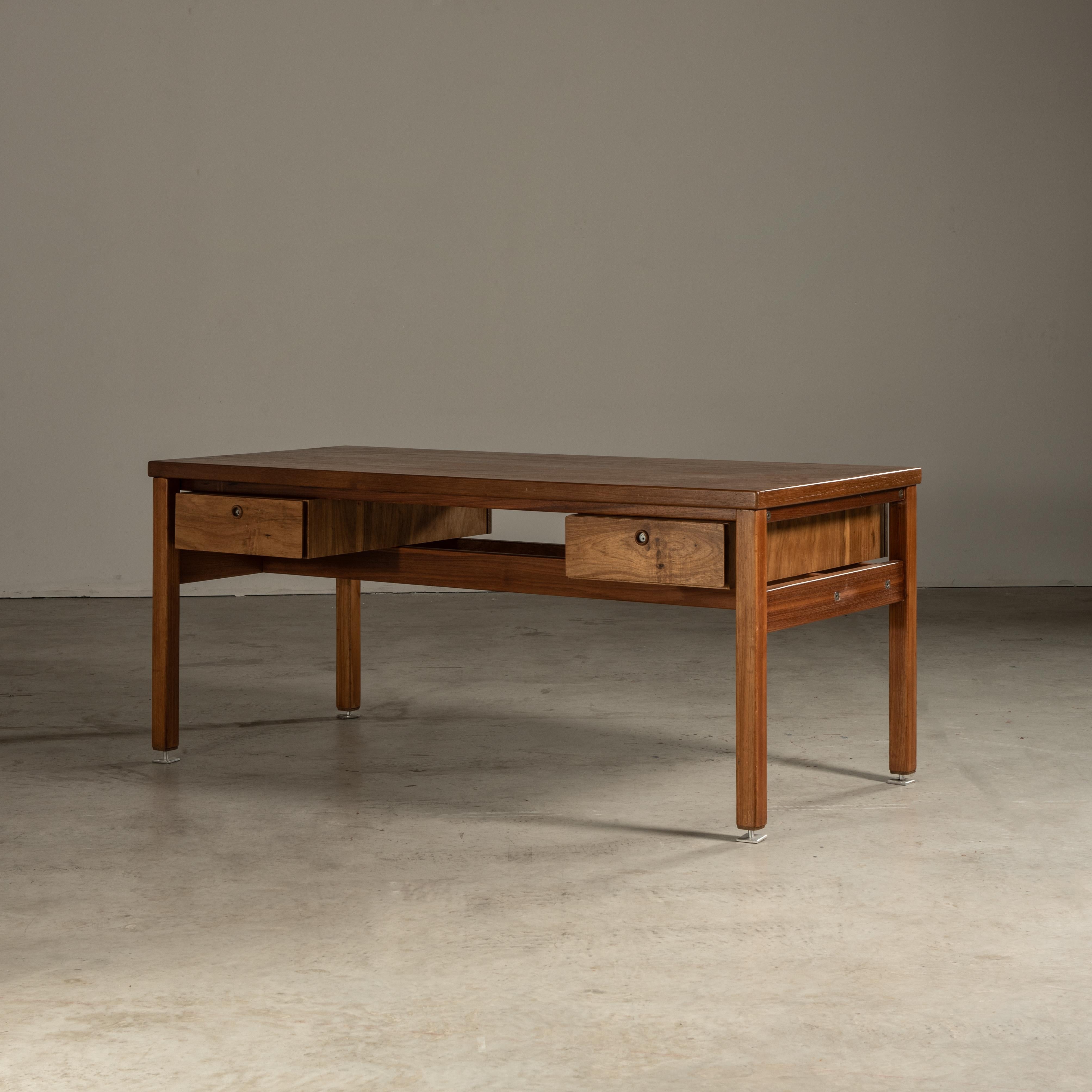 Ce bureau d'appoint est un meuble brésilien du milieu du XXe siècle conçu par Sergio Rodrigues, fabriqué en bois de Freijó. Le Freijó est un type de bois souvent utilisé dans les meubles brésiliens pour la beauté de son grain et sa couleur chaude.