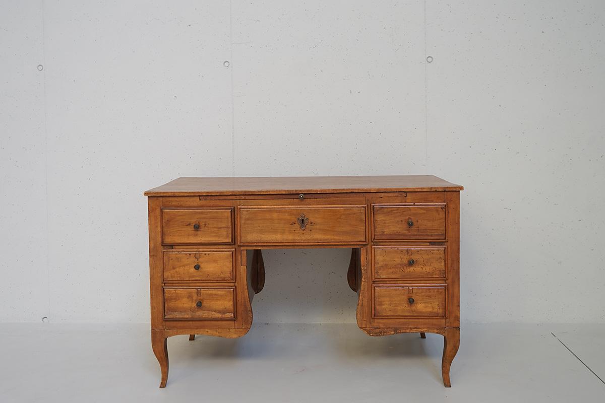 Desk in solid walnut from the late 1700s early 1800s: characterized by three drawers on each side, a central drawer and a central drawer under the top. The item has been disinfected by woodworms.
