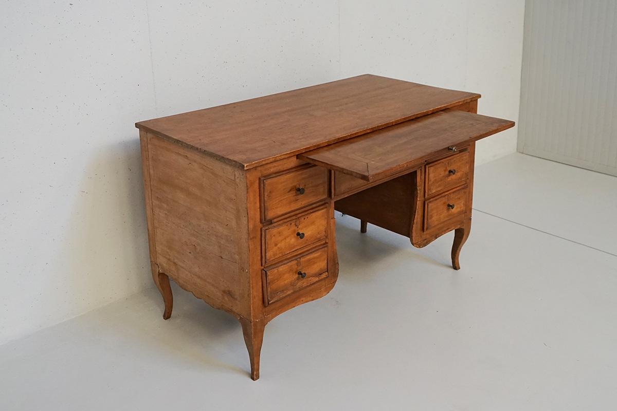Desk in Solid Walnut from the Late 1700s Early, 1800s In Fair Condition In Roveredo In Piano, IT