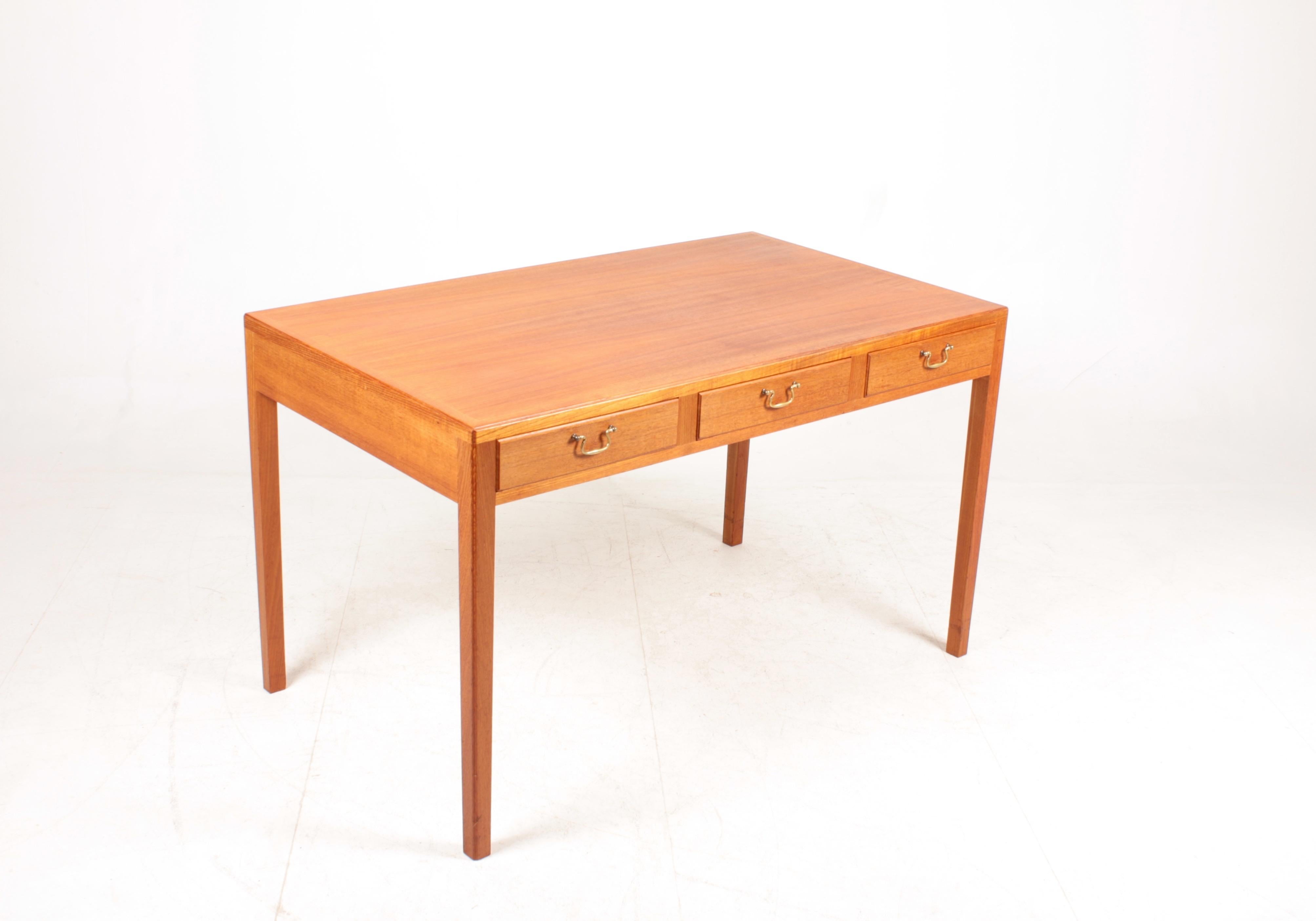 Schreibtisch aus Teakholz, entworfen und hergestellt in Dänemark in den 1950er Jahren. Toller Originalzustand.