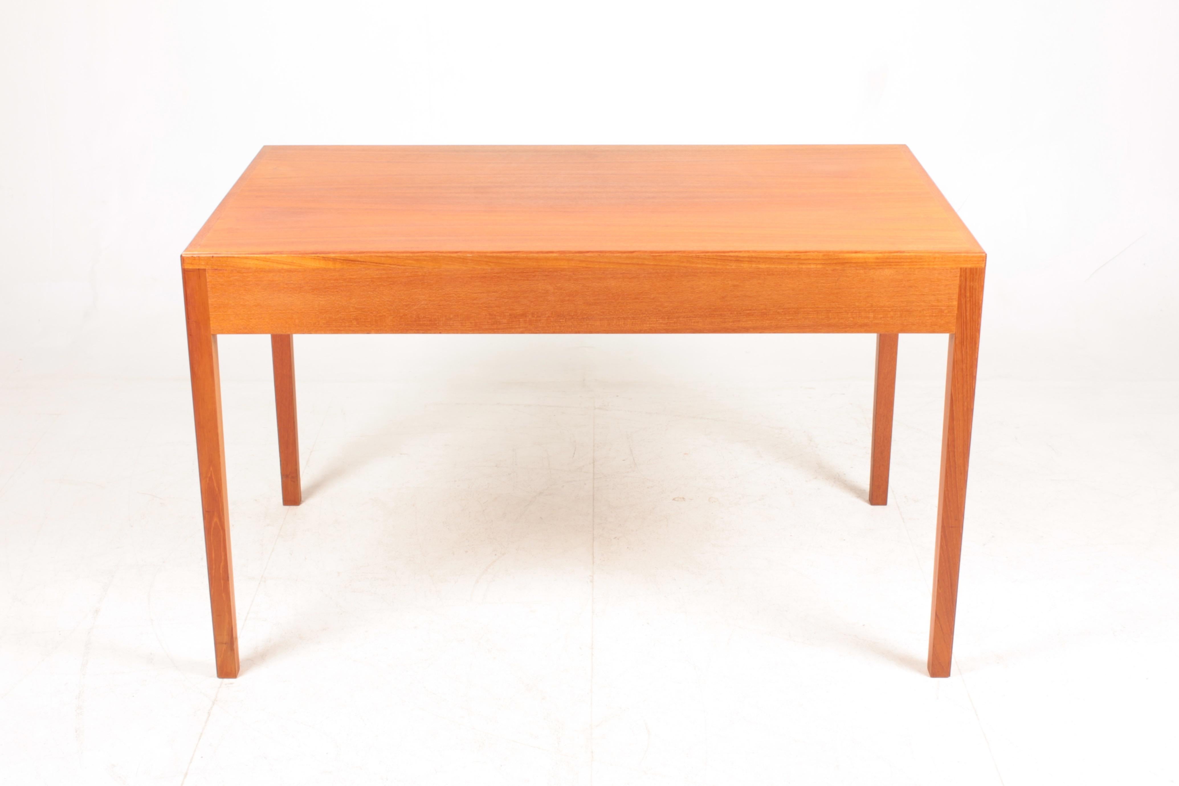 Schreibtisch aus Teakholz im Stil von Ole Wanscher, dänisches Design der Jahrhundertmitte, 1950er Jahre (Messing) im Angebot