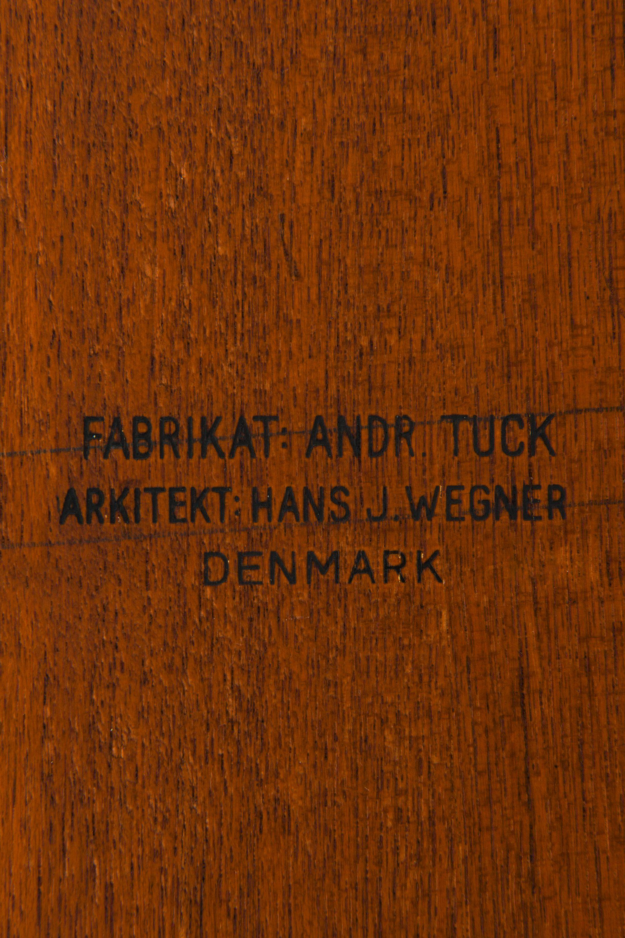 Schreibtisch in Teak, Eiche und Messing von Hans Wegner, 1950er Jahre im Angebot 3
