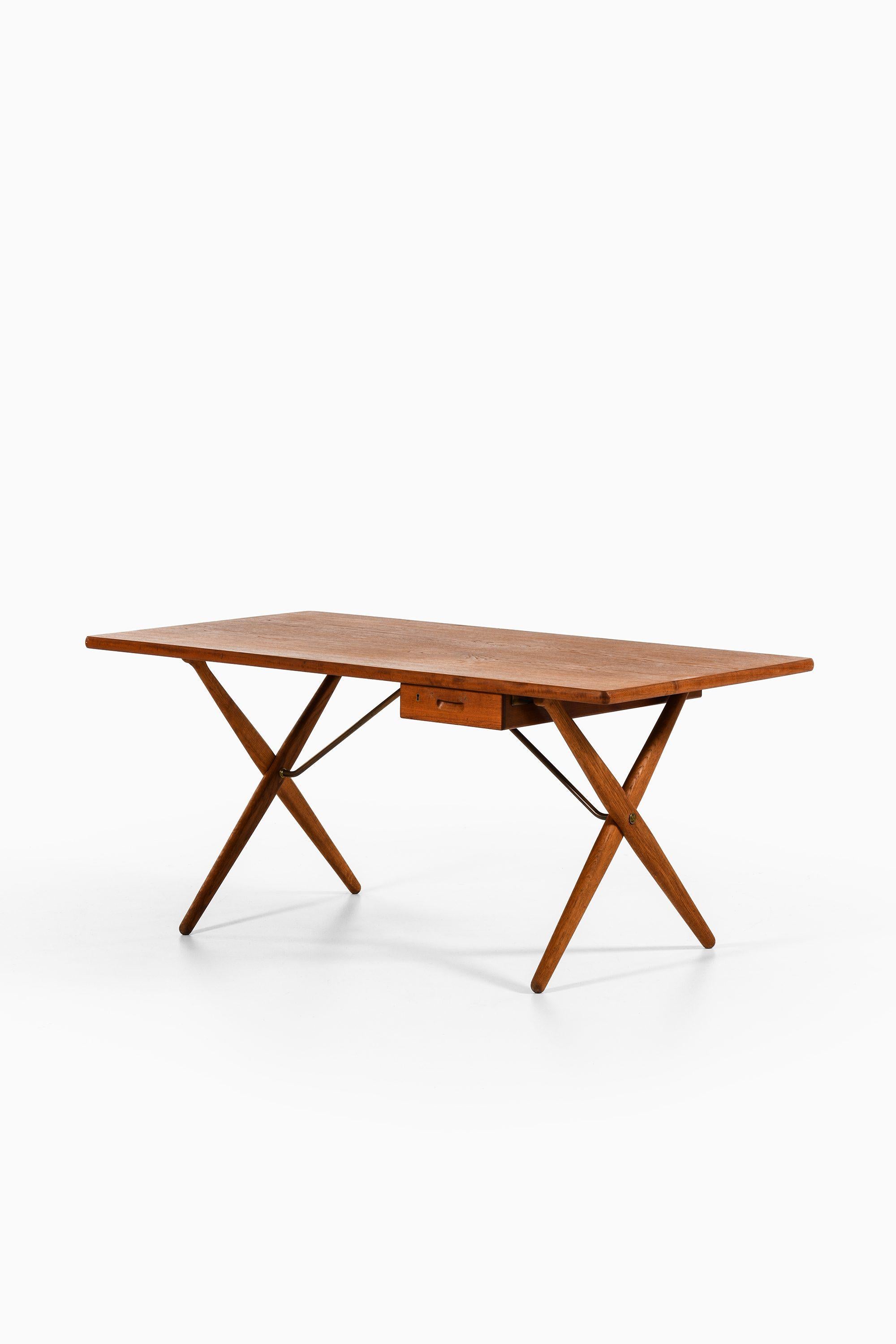 Schreibtisch in Teak, Eiche und Messing von Hans Wegner, 1950er Jahre

Zusätzliche Informationen:
MATERIAL: Teak, Eiche und Messing
Stil: Mitte des Jahrhunderts, skandinavisch
Seltenes Tischmodell AT-303
Produziert von Andreas Tuck in