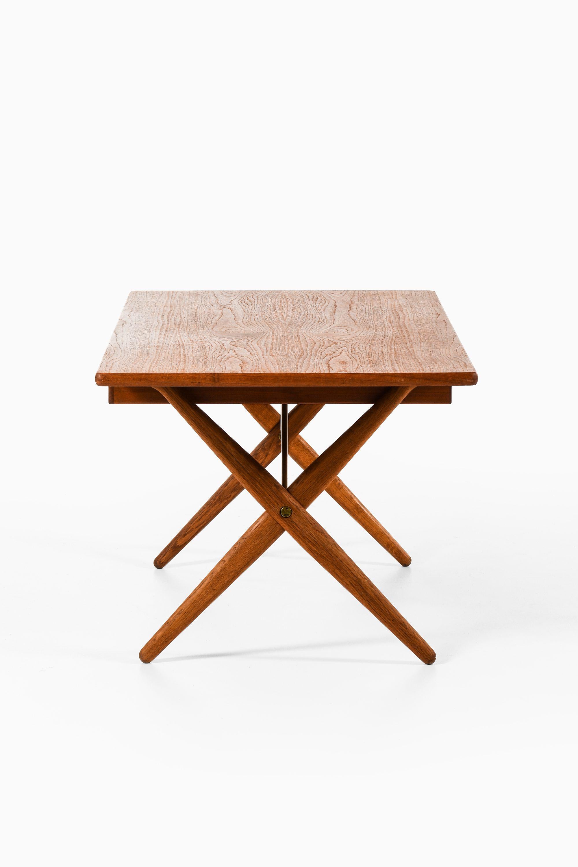 Schreibtisch in Teak, Eiche und Messing von Hans Wegner, 1950er Jahre (Skandinavische Moderne) im Angebot