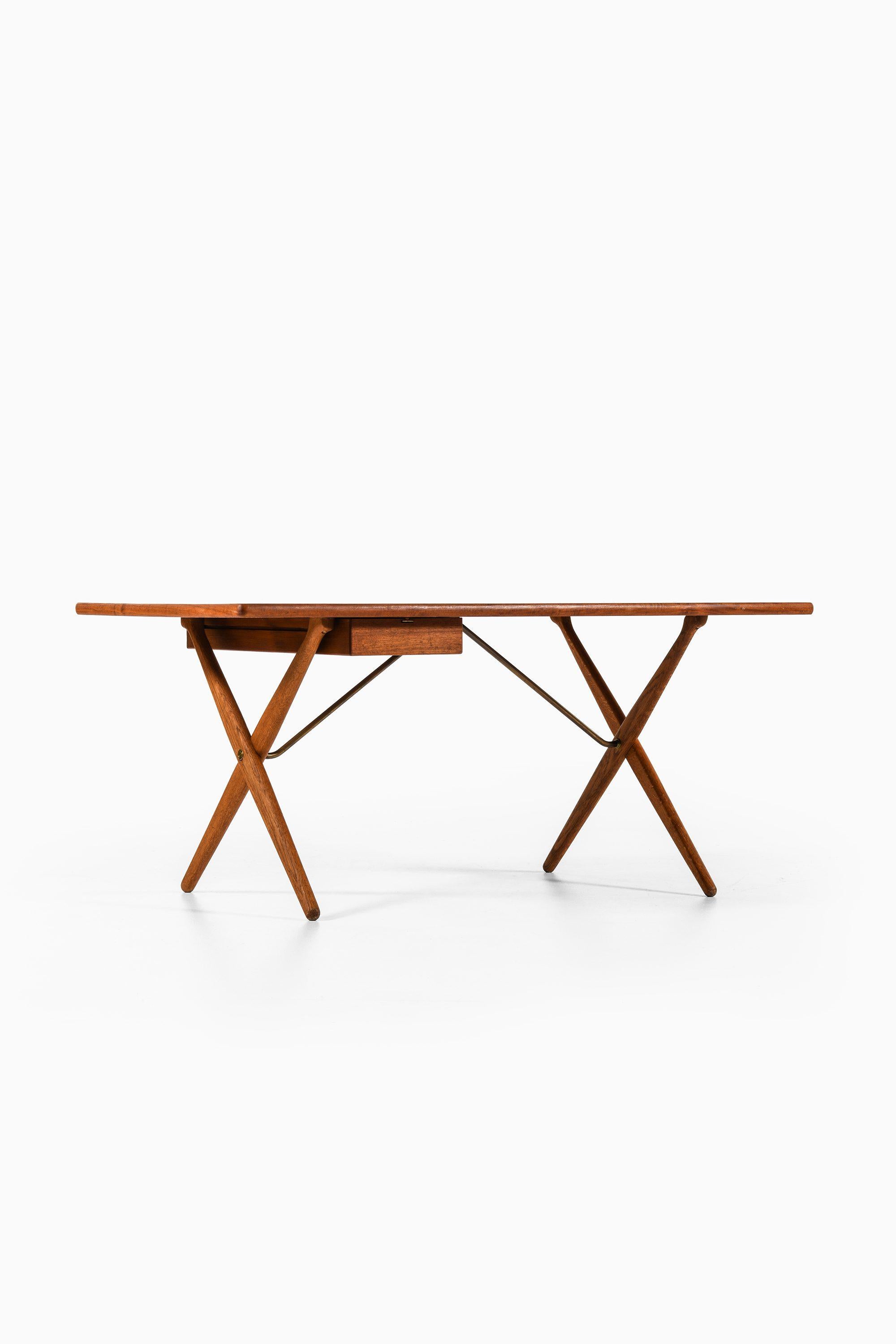 Schreibtisch in Teak, Eiche und Messing von Hans Wegner, 1950er Jahre (Dänisch) im Angebot