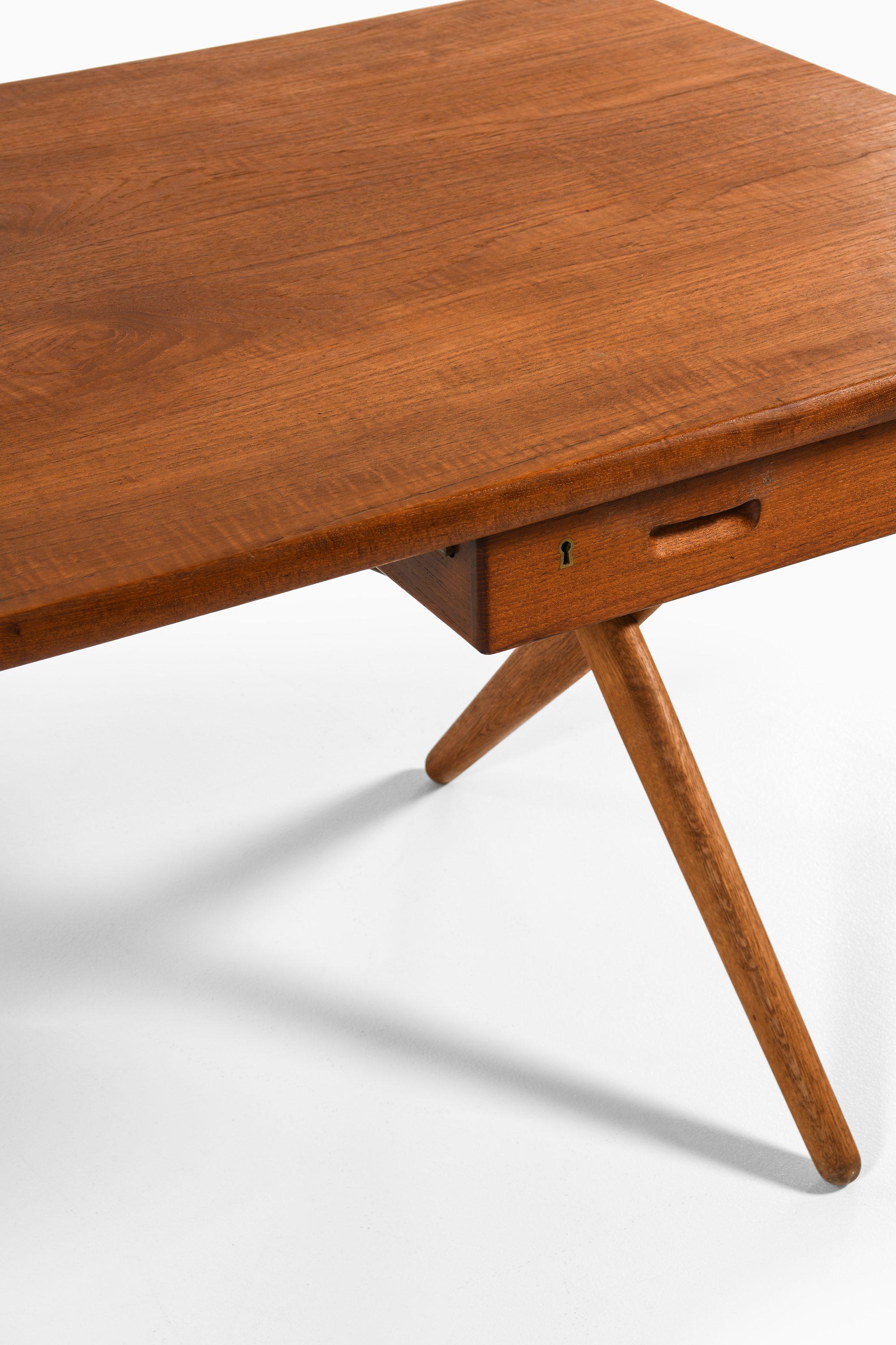 Schreibtisch in Teak, Eiche und Messing von Hans Wegner, 1950er Jahre im Zustand „Gut“ im Angebot in Limhamn, Skåne län