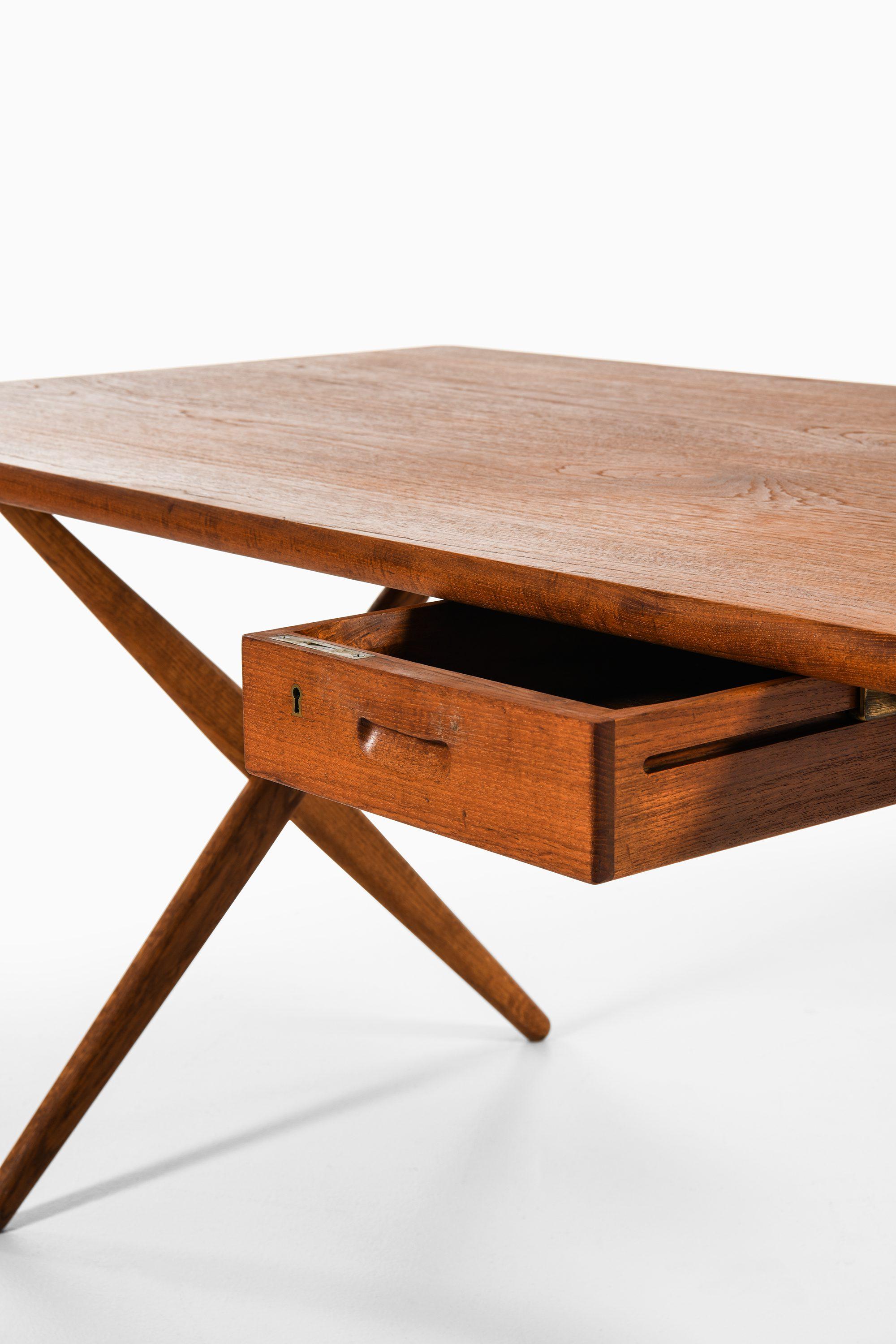 Schreibtisch in Teak, Eiche und Messing von Hans Wegner, 1950er Jahre (20. Jahrhundert) im Angebot