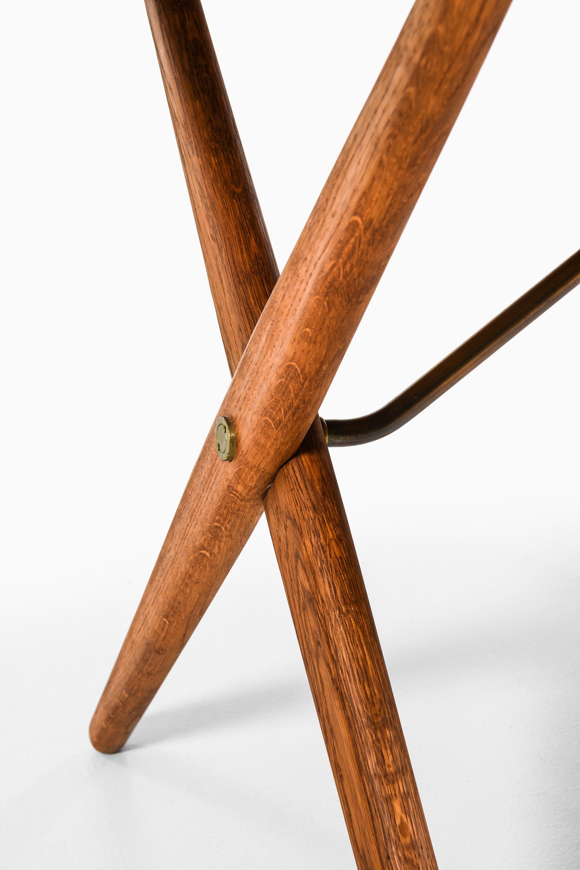 Schreibtisch in Teak, Eiche und Messing von Hans Wegner, 1950er Jahre im Angebot 1