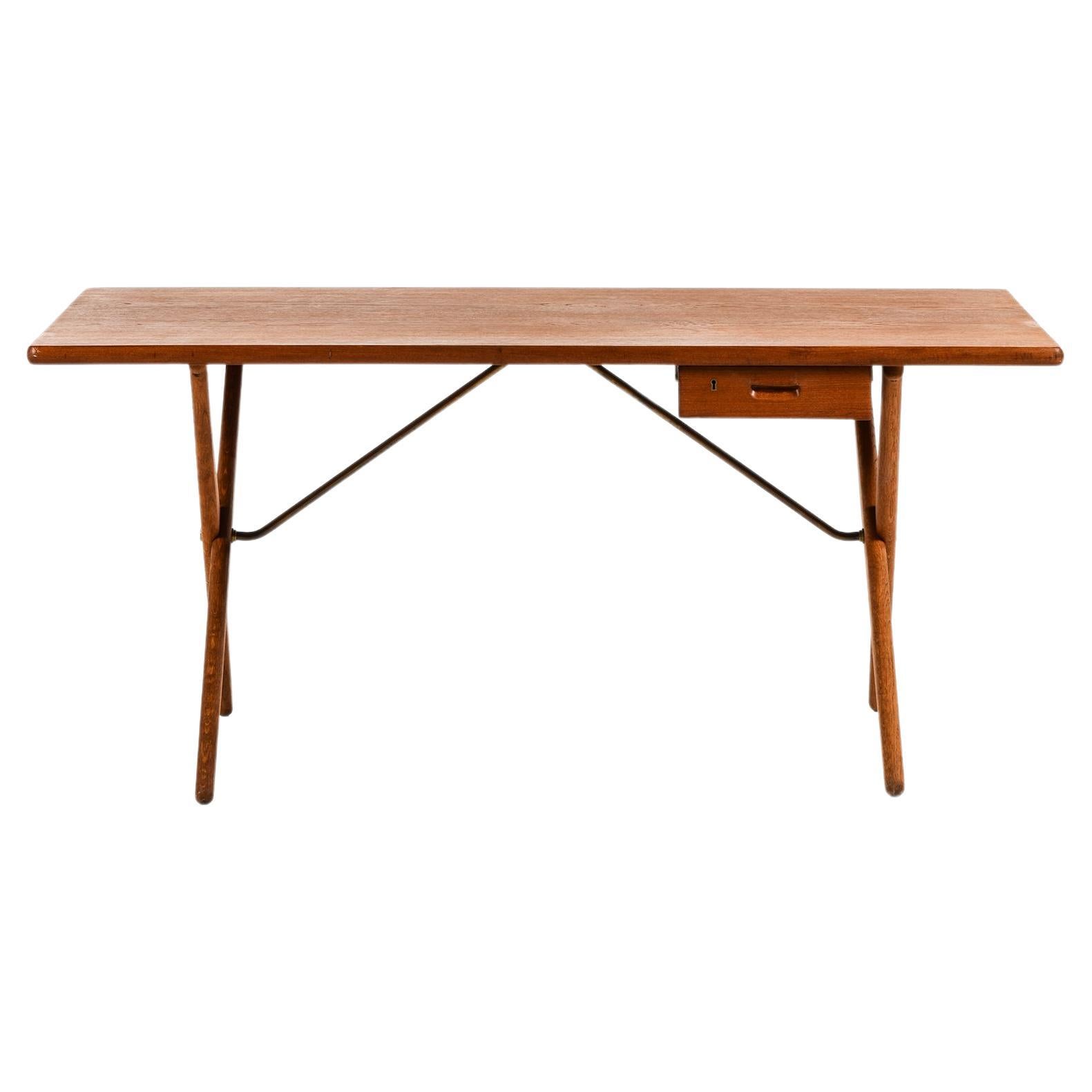 Schreibtisch in Teak, Eiche und Messing von Hans Wegner, 1950er Jahre