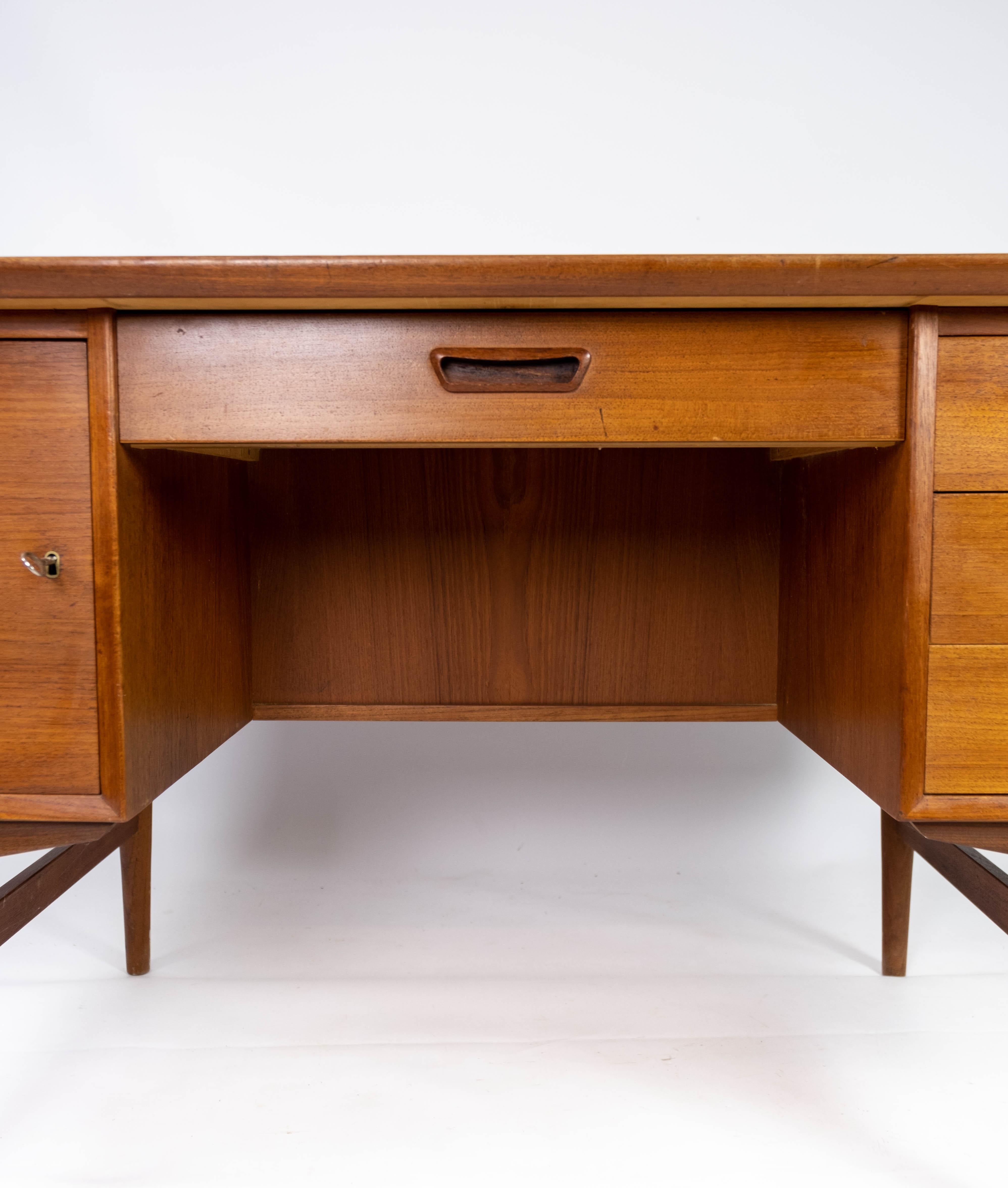 Desk in Teak of Danish Design from the 1960s 5