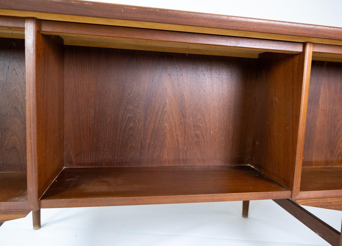 Schreibtisch aus Teakholz in dänischem Design aus den 1960er Jahren im Angebot 4