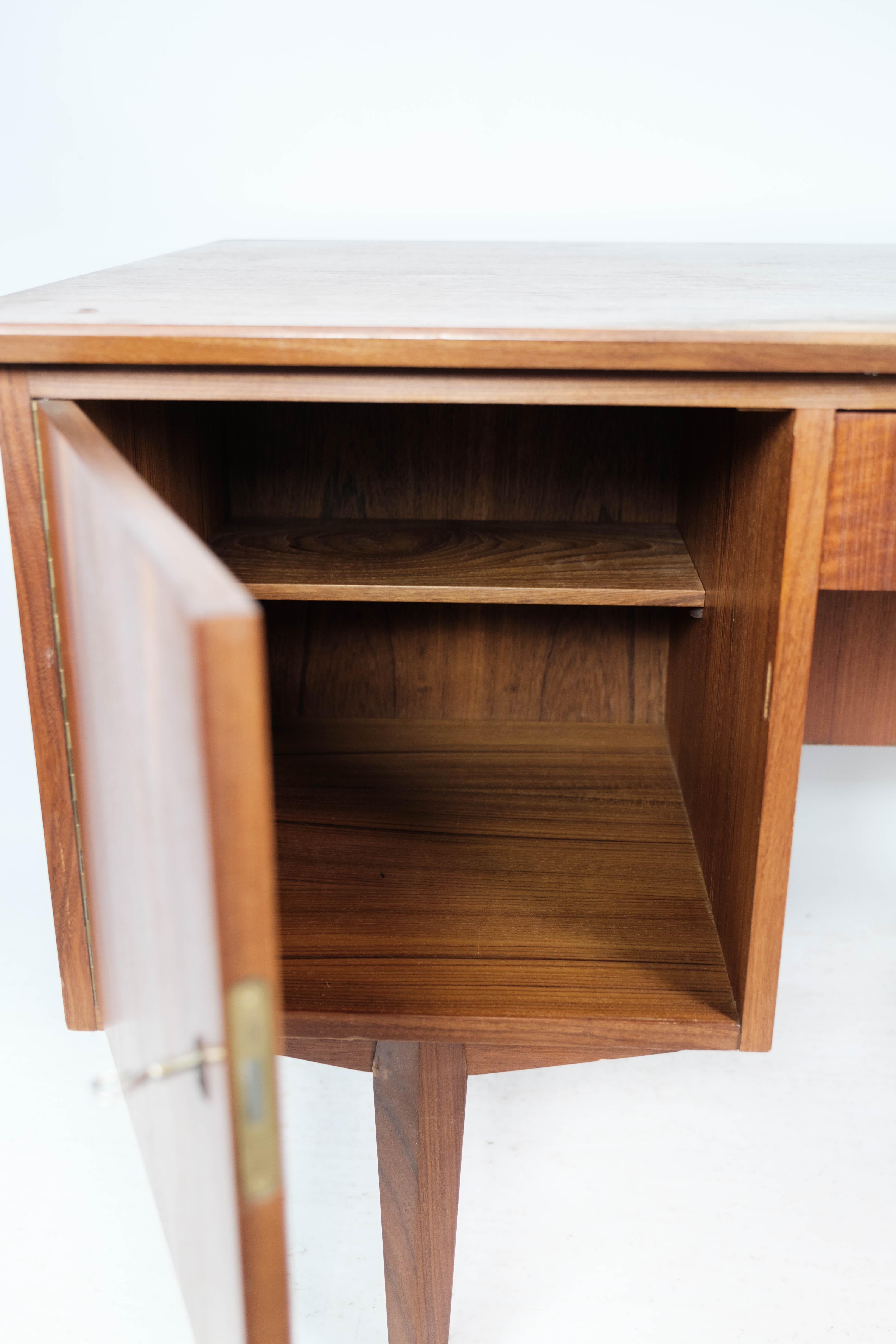 Desk in Teak of Danish Design from the 1960s 5