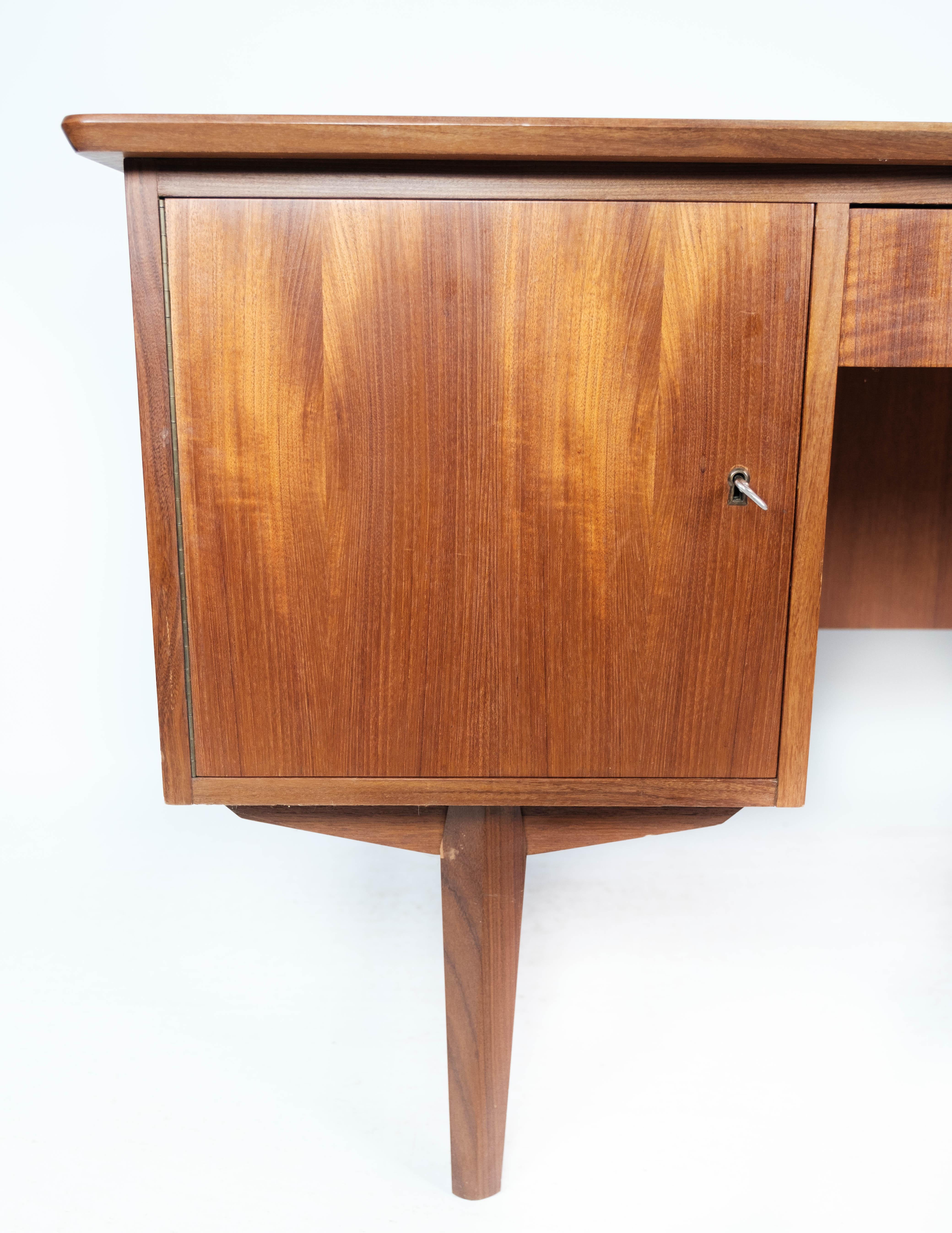 Desk in Teak of Danish Design from the 1960s 6