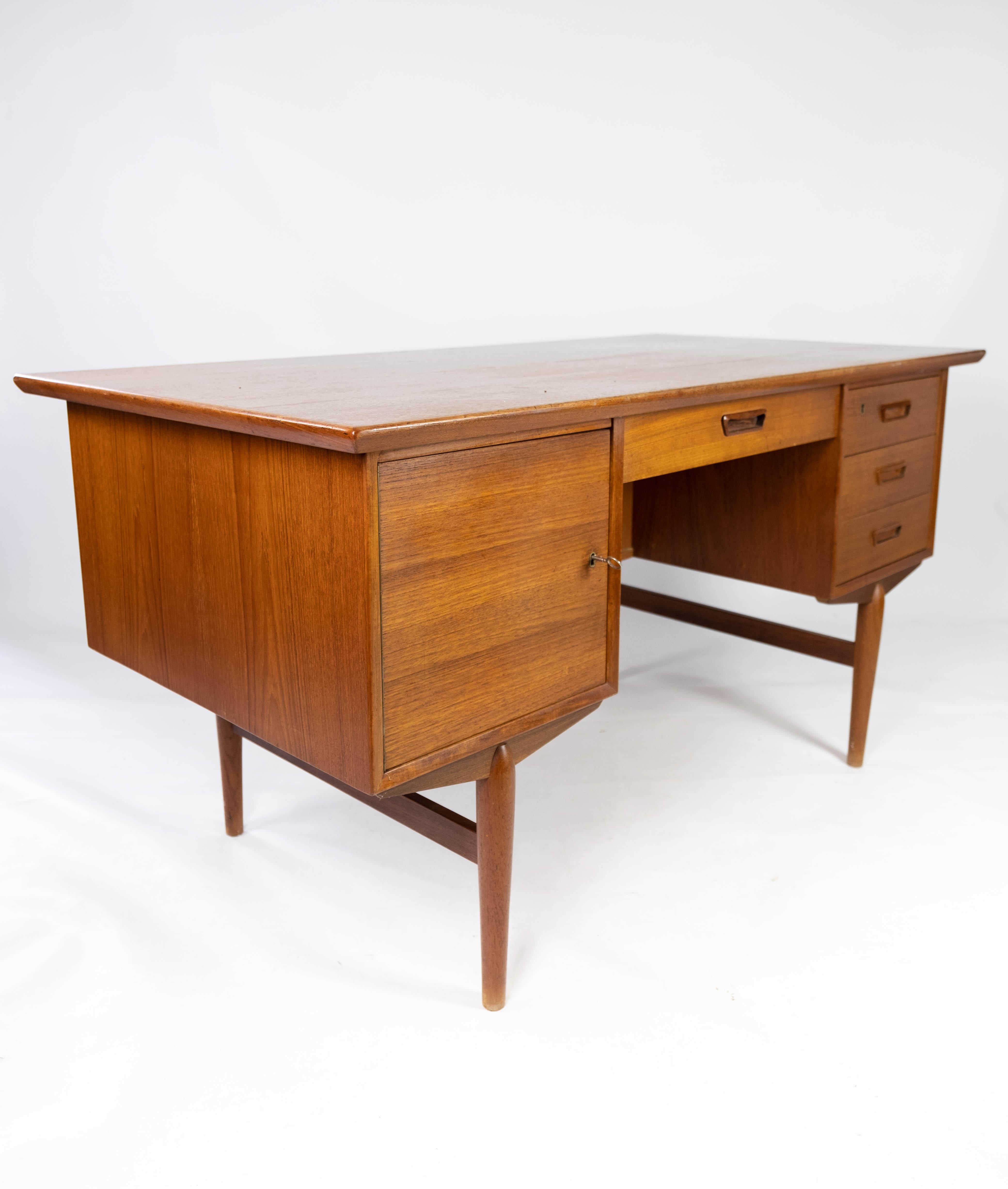 Desk in Teak of Danish Design from the 1960s 10